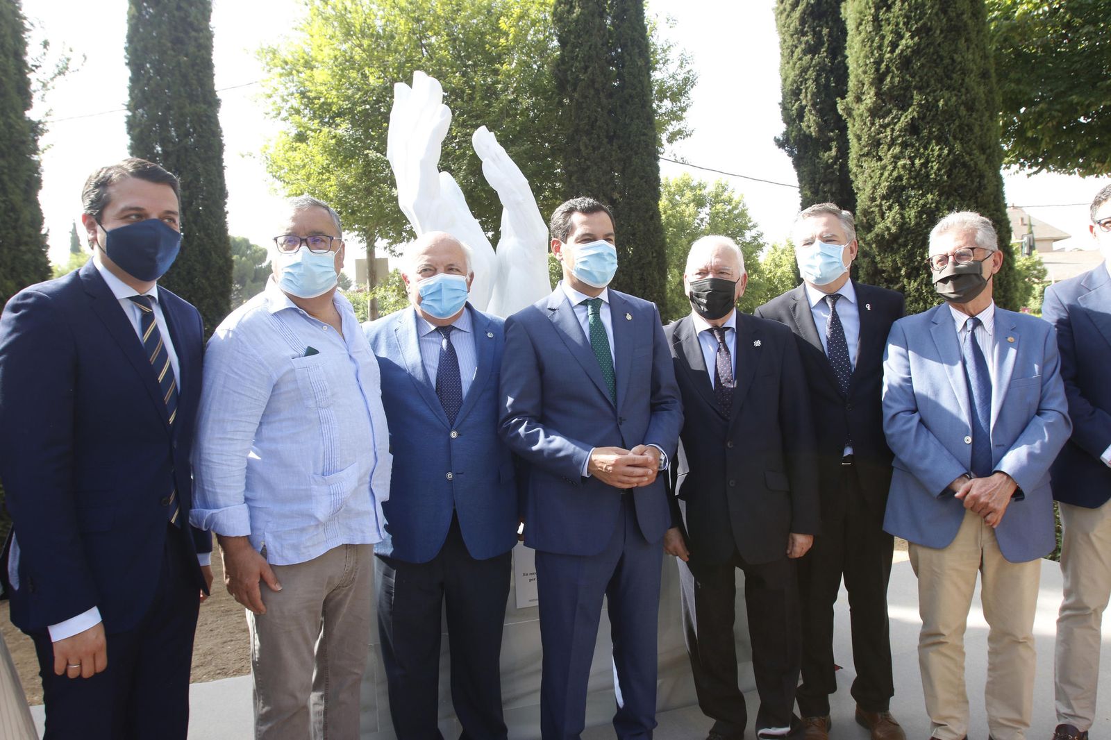 La escultura en honor a los sanitarios en Córdoba, en fotos