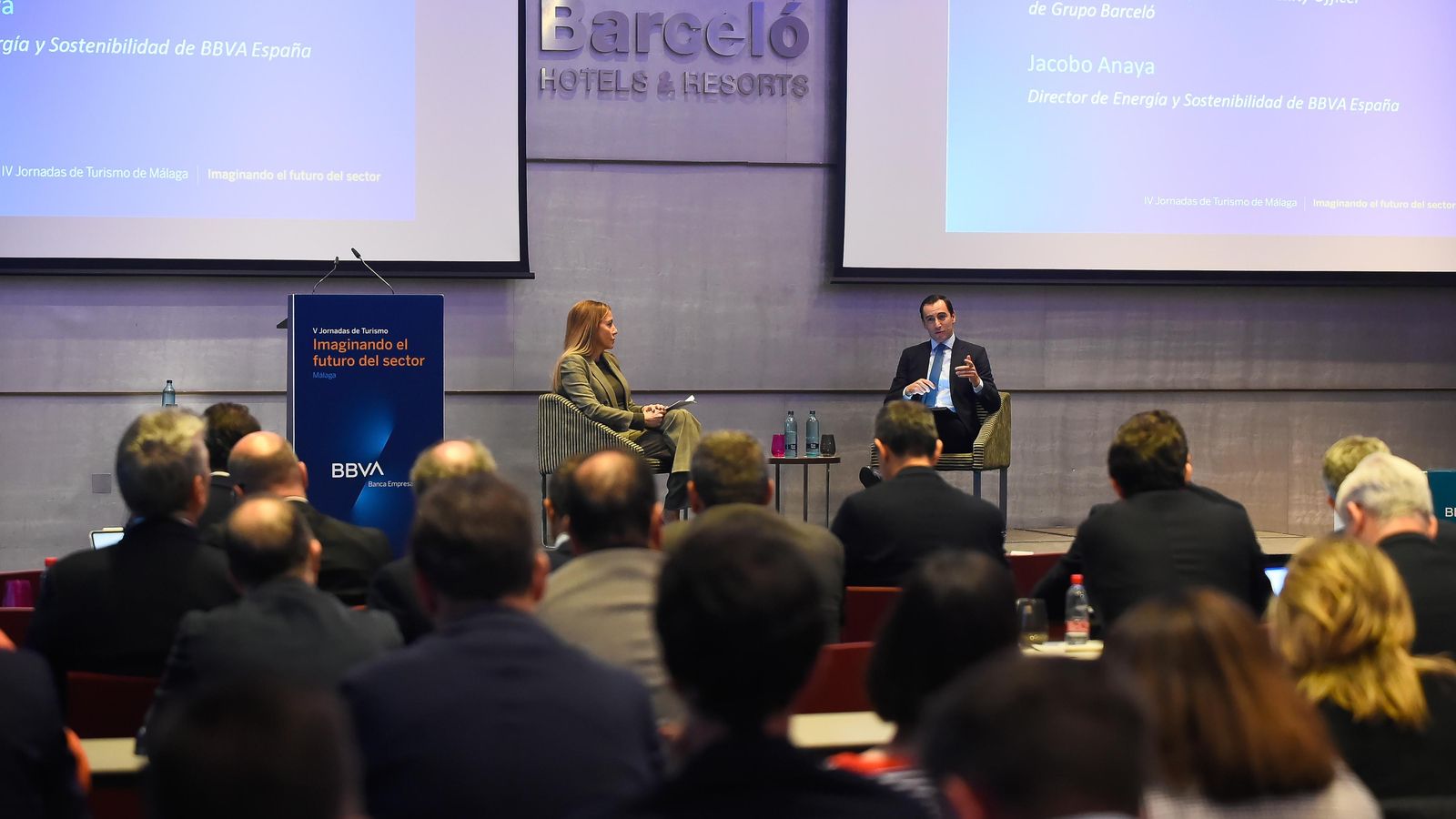 Sara Ramis de Grupo Barceló y Jacobo Anaya de BBVA en el panel sobre sostenibilidad.