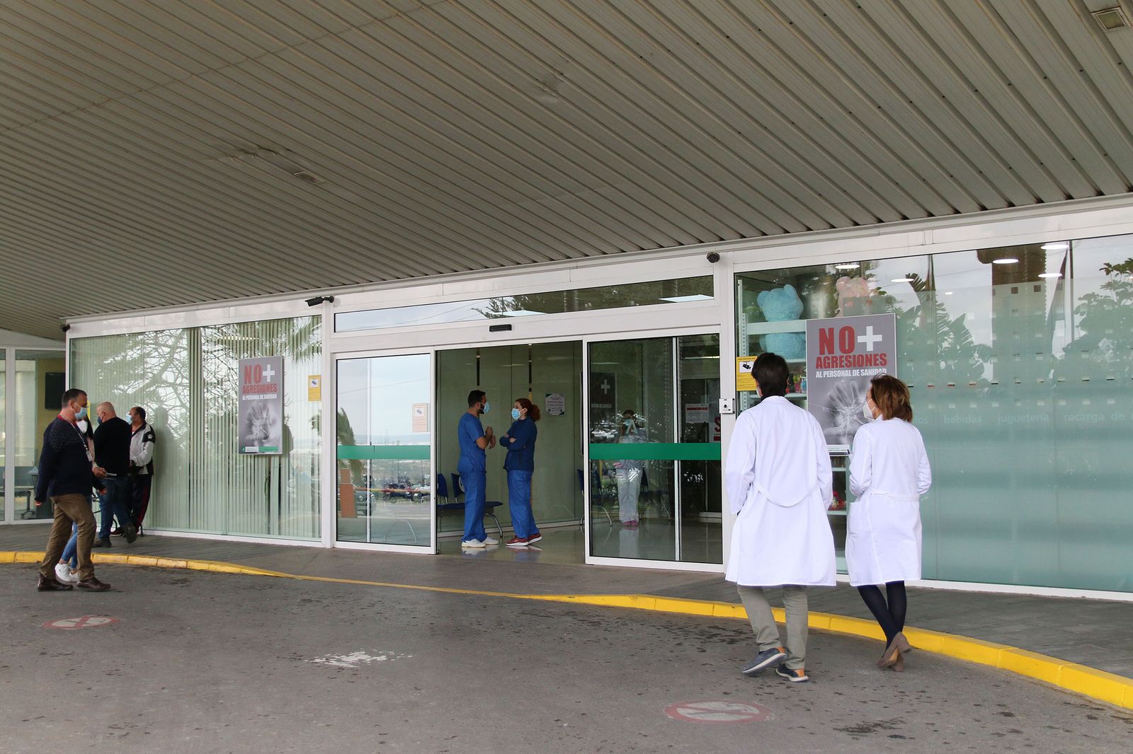 Sanitarios  en el entorno de un hospital.