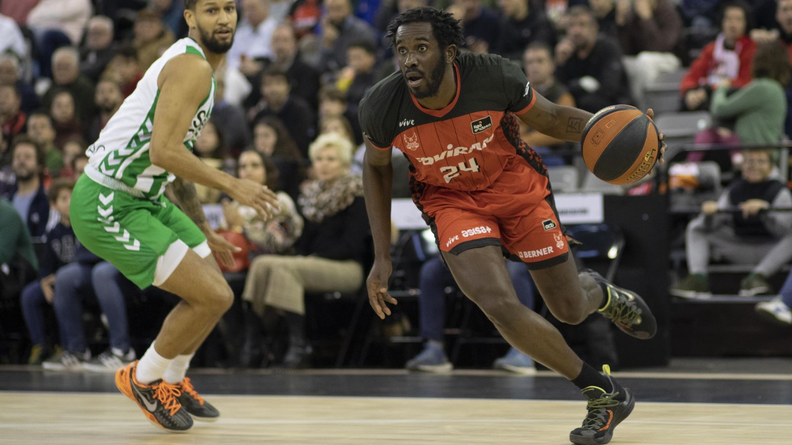 Hill trata de defender a Prince Ali.