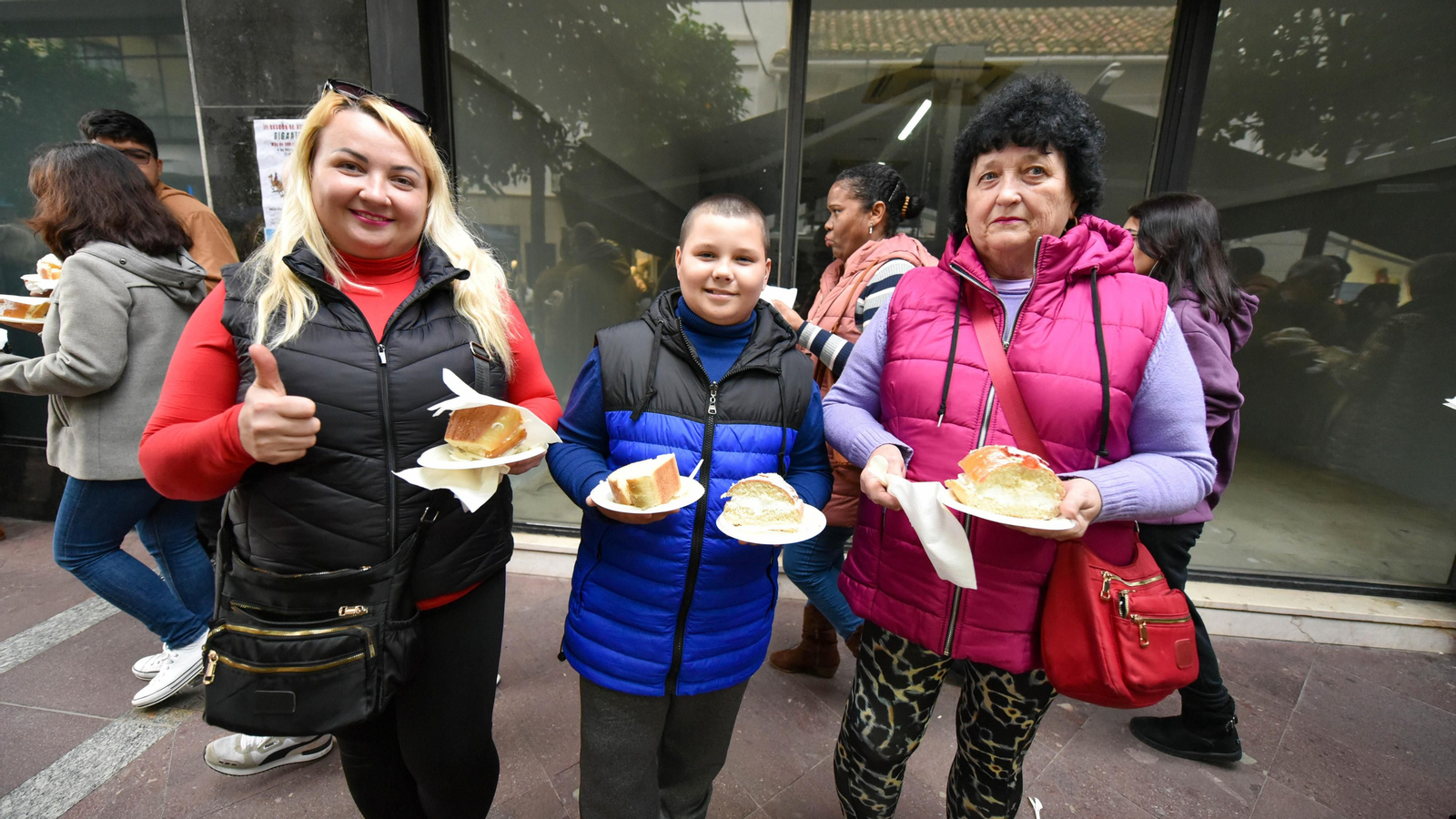 El III roscón de Reyes gigante solidario de Algeciras, en imágenes
