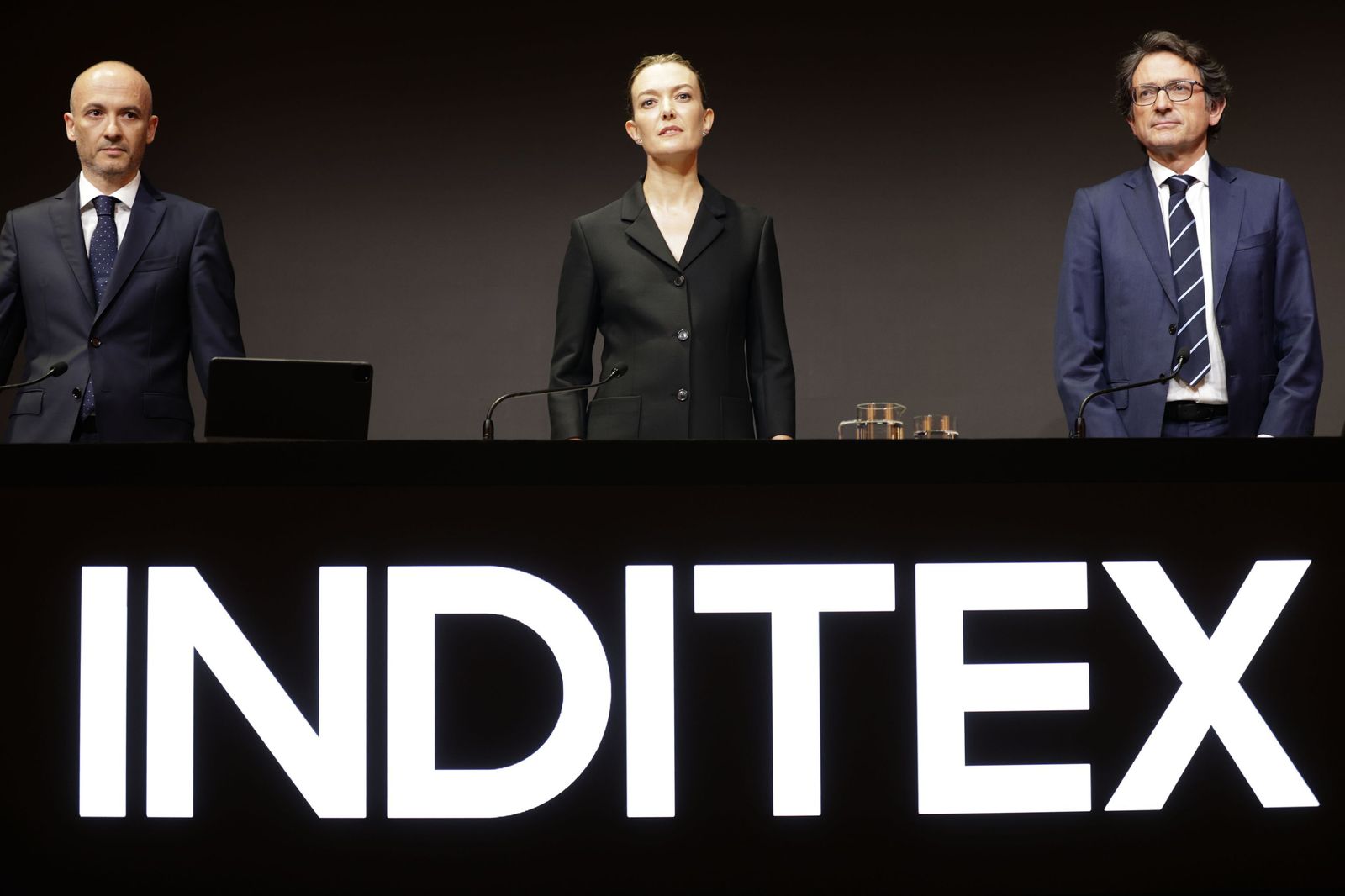 La presidenta de Inditex, Marta Ortega; el consejero delegado, Óscar García Maceiras, a la izquierda, y el secretario general, Javier Monteoliva, durante la Junta general de accionistas.