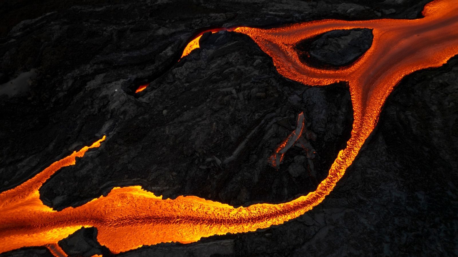 La lava del volcán Cumbre Vieja de La Palma descendiendo por la ladera