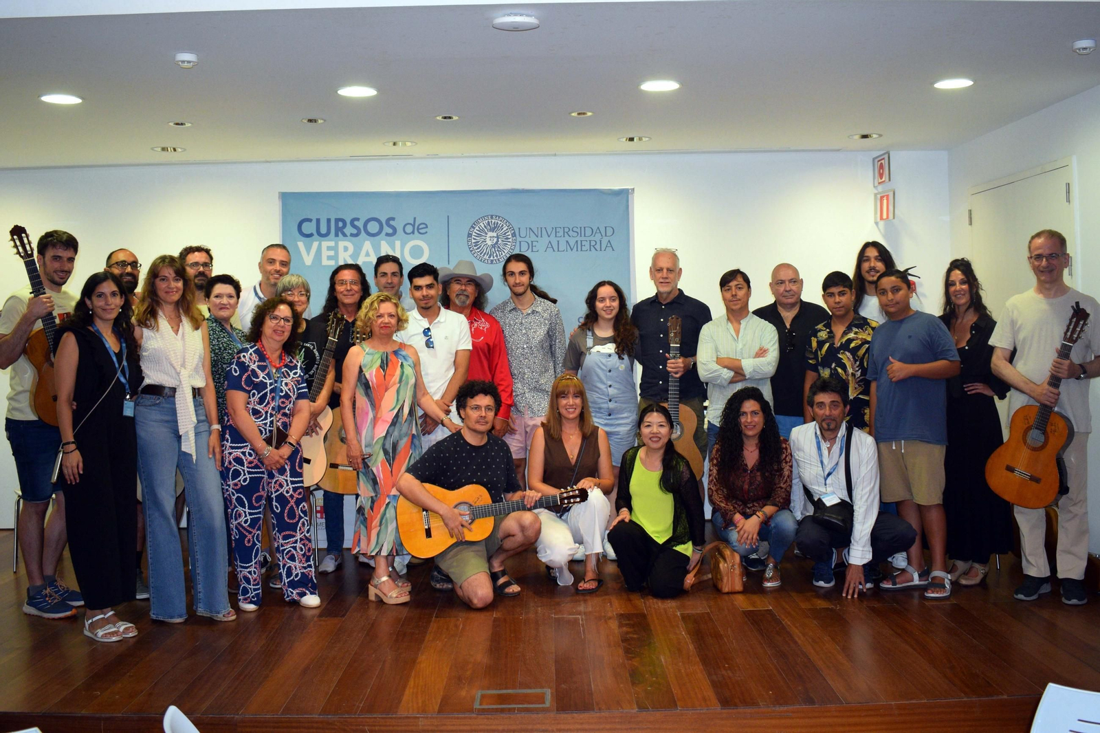 Imagen de familia de los participantes en el curso Sonanta 10, con sus protagonistas, José Fernández Torres Tomatito y José del Tomate.