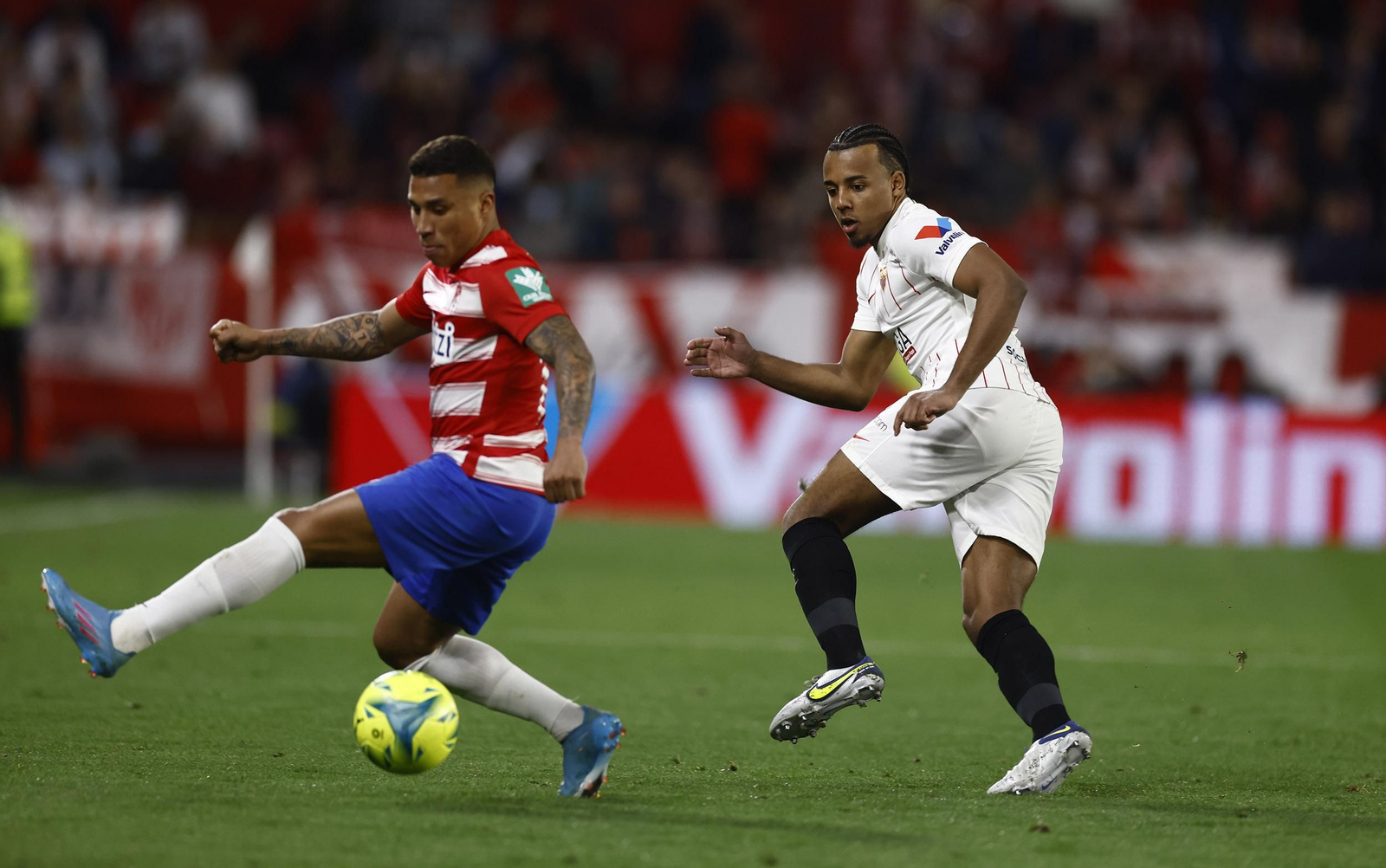 Machís es vigilado por Koundé.