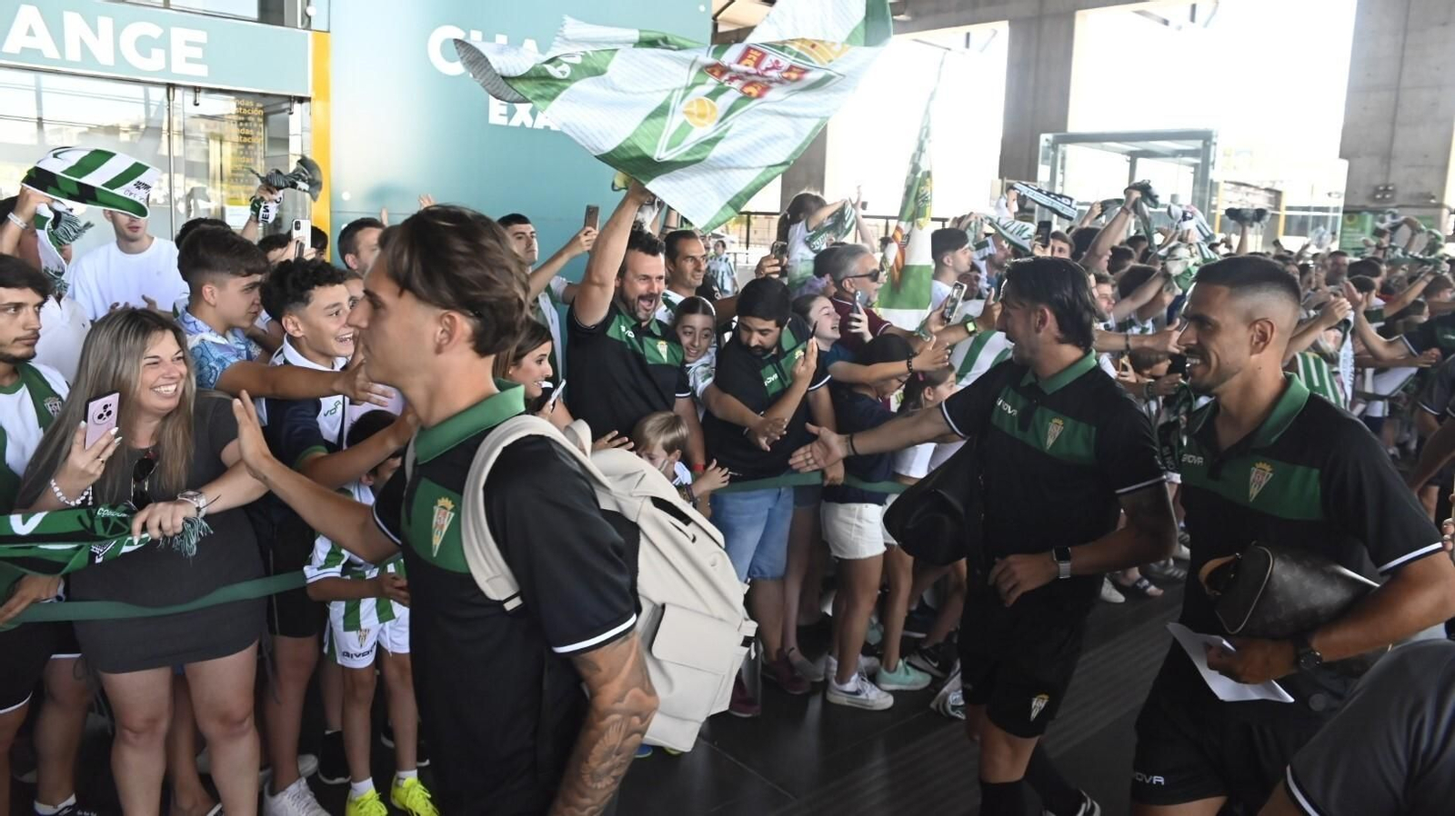 Los jugadores del Córdoba CF saludan a los aficionados antes de tomar el AVE a Barcelona.