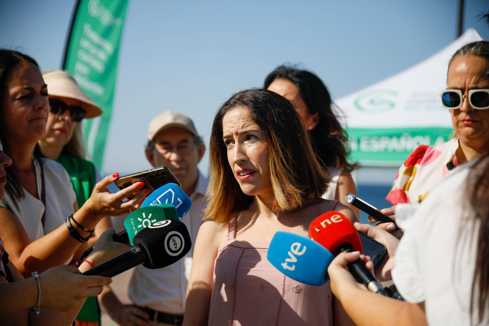 Las imágenes de la carpa informativa sobre prevención del cáncer de piel en Almería