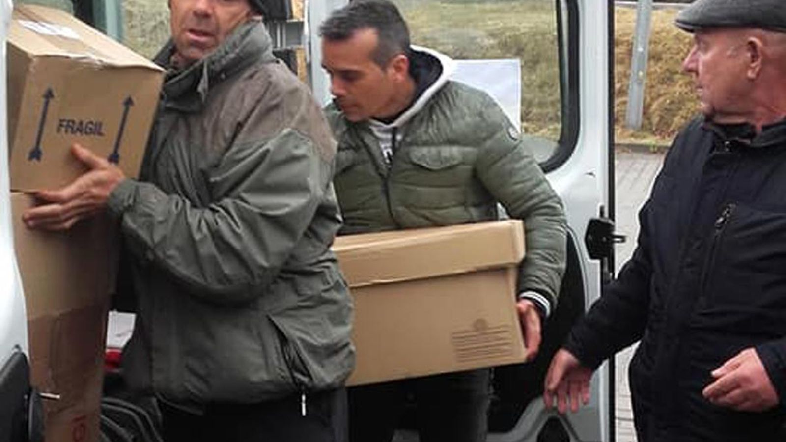 Momento de la descarga del material humanitario en la frontera polaco-ucraniana
