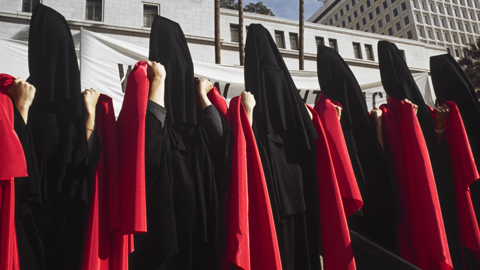 Algunas de las 60 participantes que dieron forma a la obra 'De luto y con rabia'.