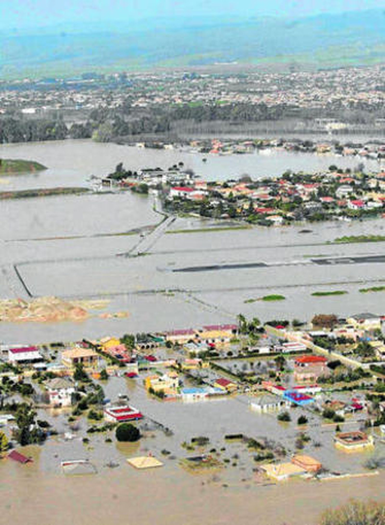 Casas inundadas en el entorno del aeropuerto de Córdoba.