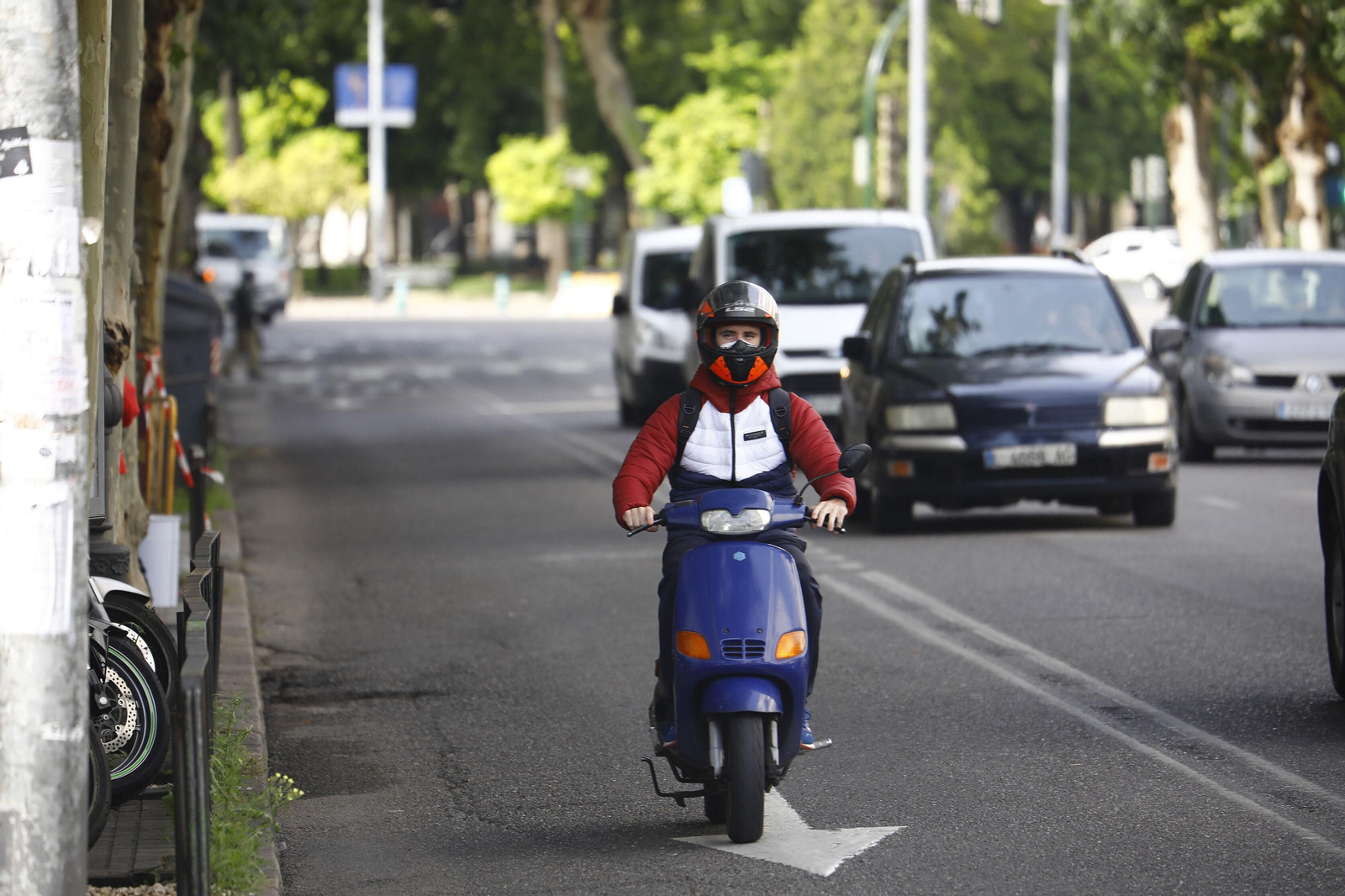 Un motorista circula con su escúter por Ronda de los Tejares.