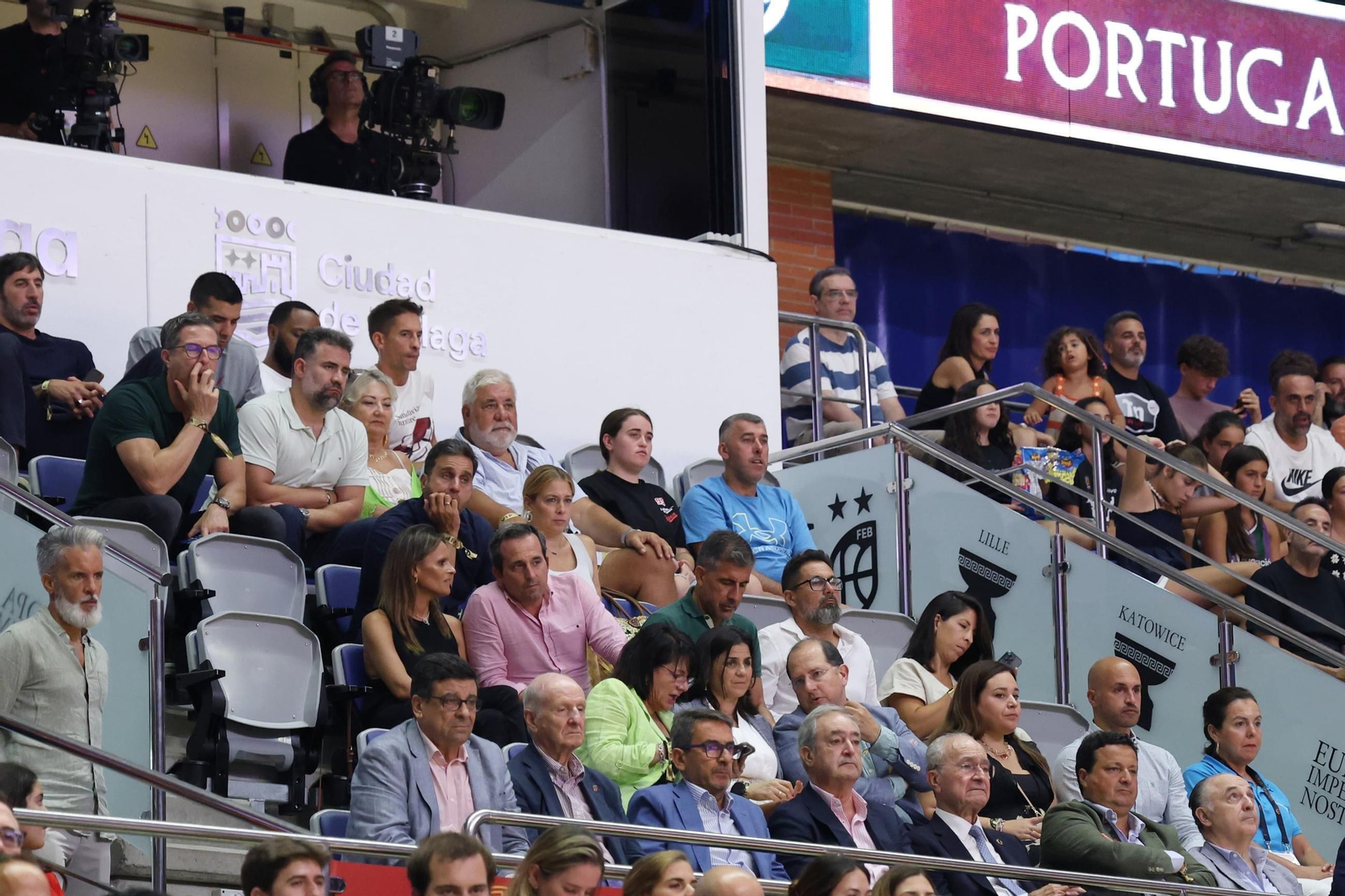 Mumbrú, a la izquierda, y Miranda, a la derecha, viendo el España-Portugal.