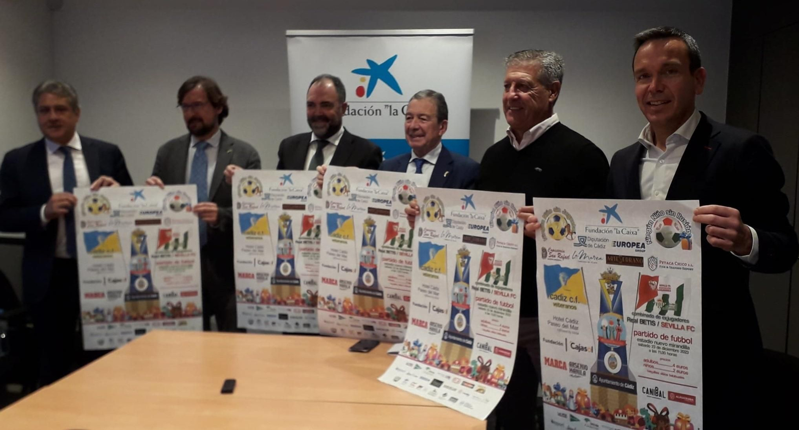 Pepe Mata, Manuel Navarro, Juan Jurado, Miguel Cuesta, Hugo Vaca y Antonio Téllez posan con el cartel del encuentro benéfico.