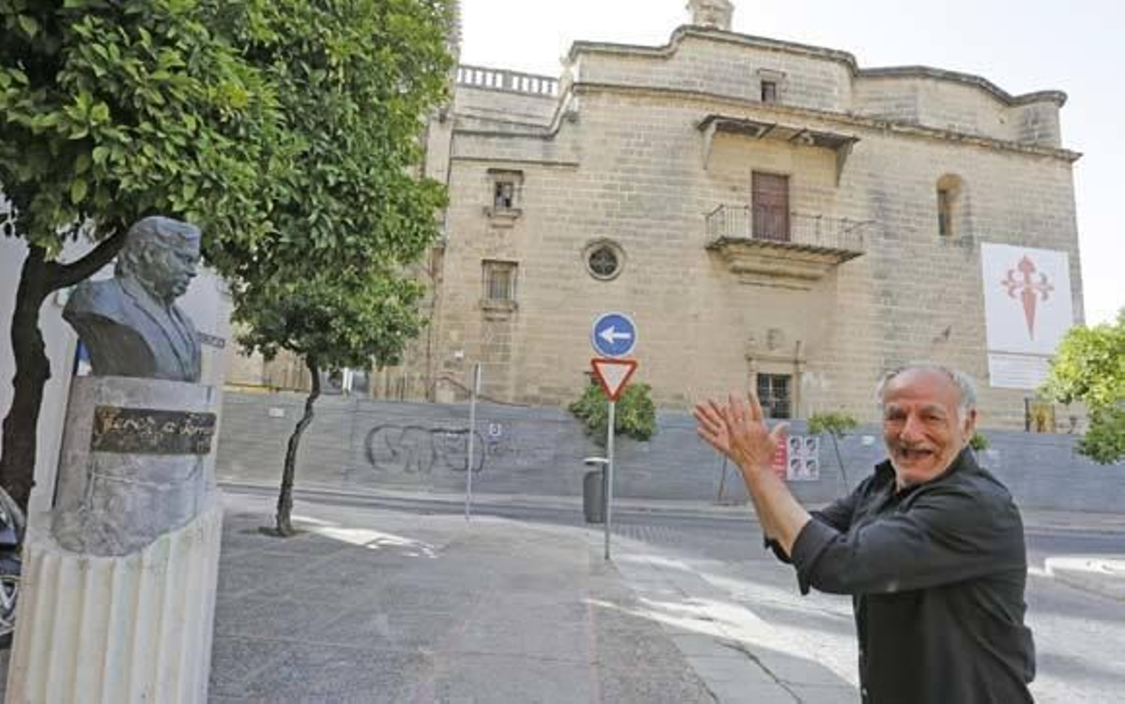 Un vecino de Santiago toca las palmas ante la iglesia, celebrando su pronta reinauguración./Pascual Un vecino de Santiago toca las palmas ante la iglesia, celebrando su pronta reinauguración./Pascual