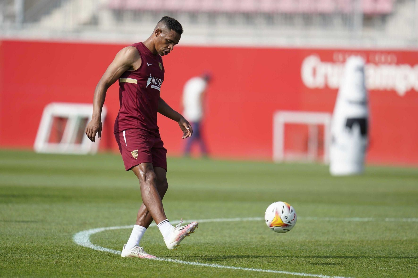 Fernando toca balón en solitario en la ciudad deportiva.
