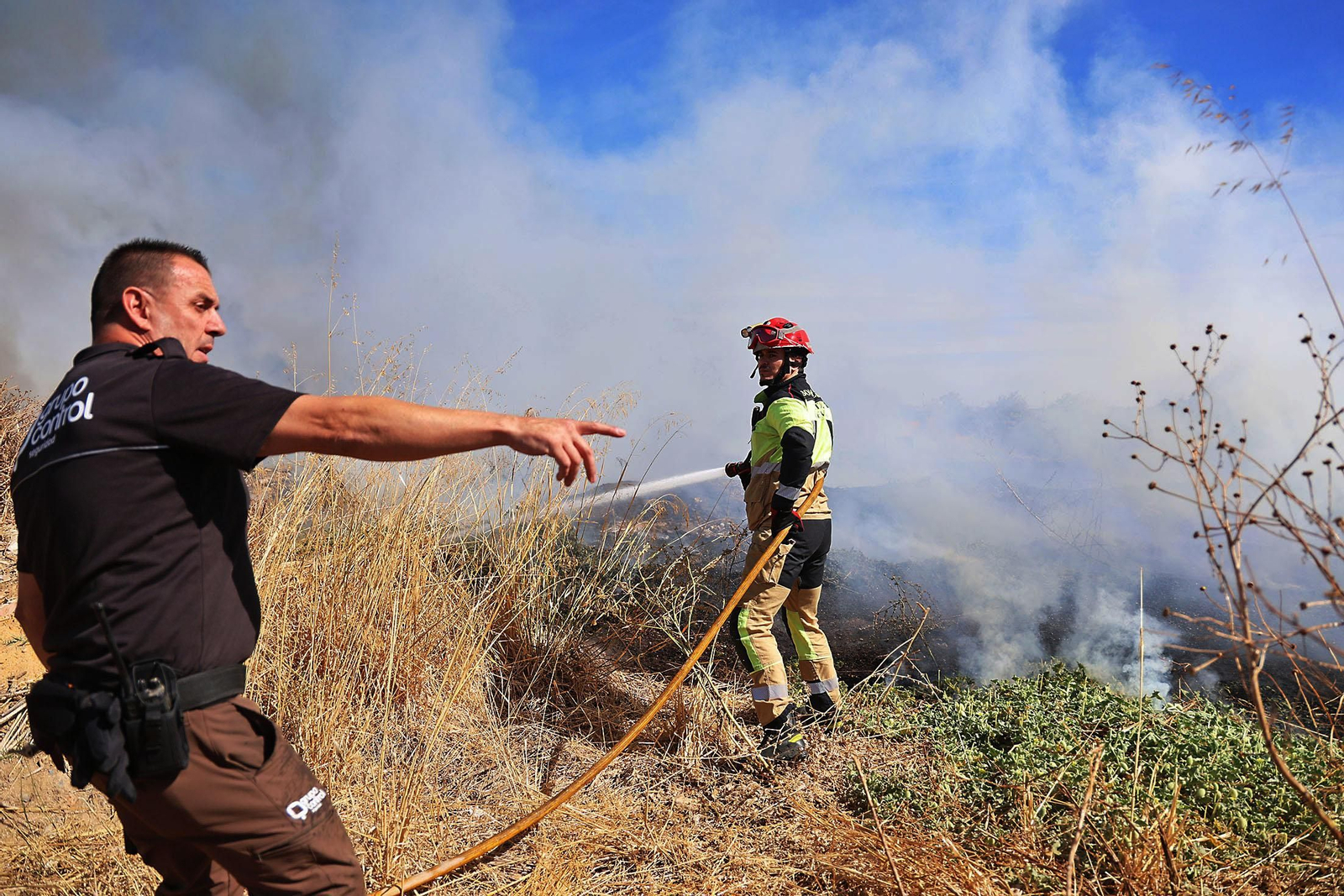 Imágenes del incendio junto al Hospital Juan Ramón Jiménez y el campo de fútbol de El Torrejón en Huelva