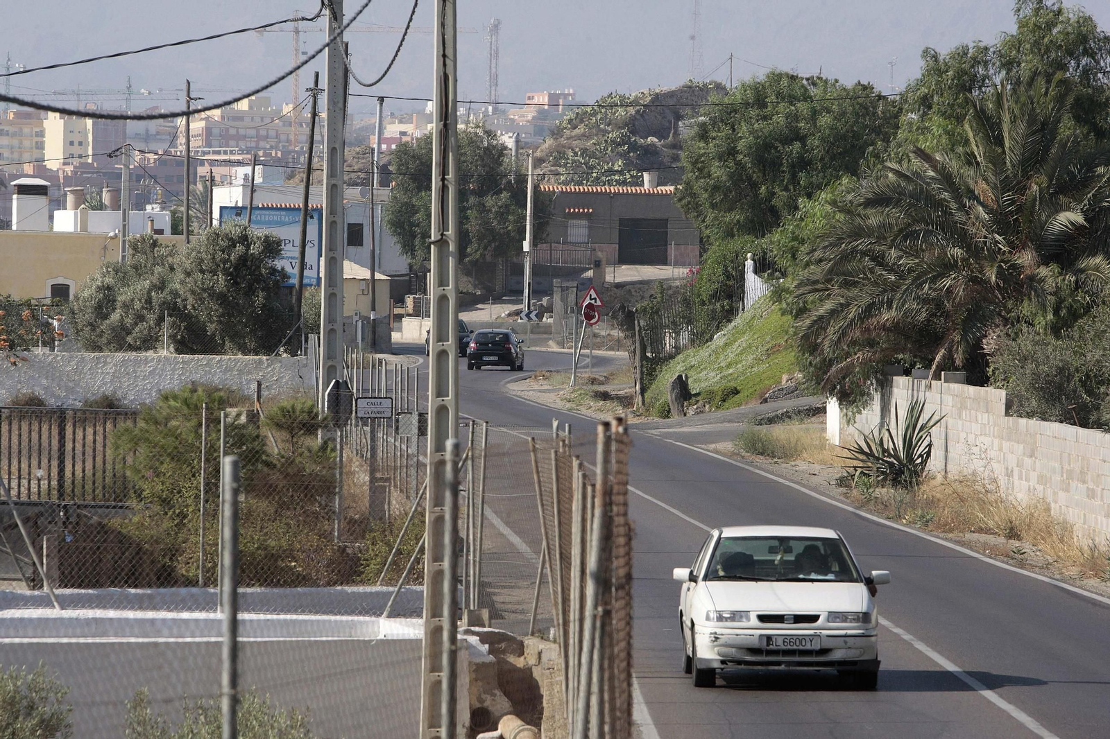 Carretera de acceso al polígono La Juaida.