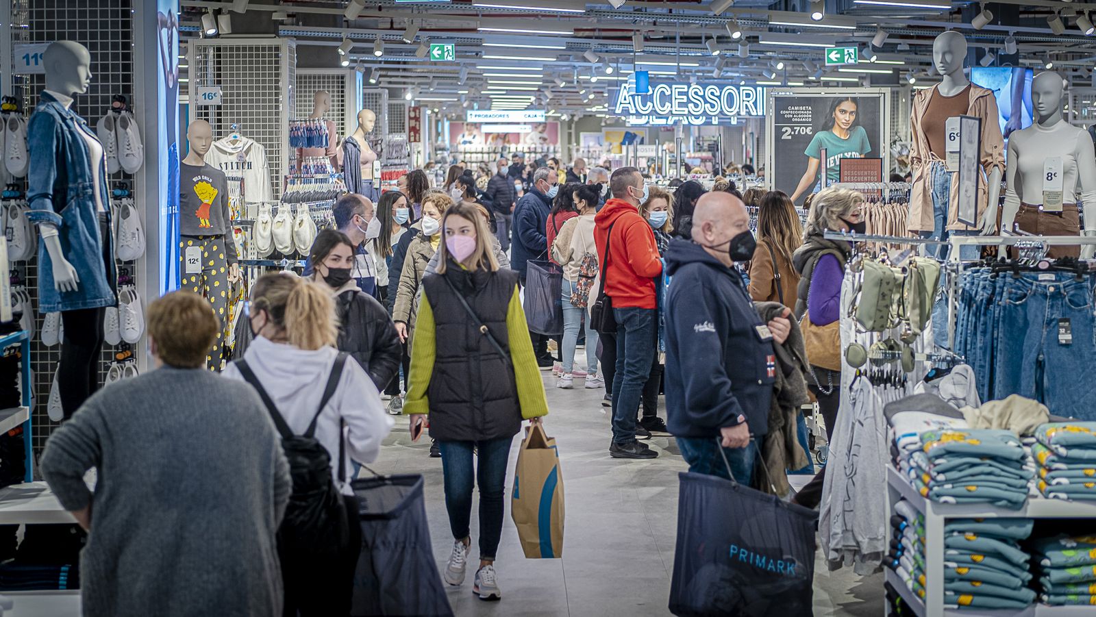 Interior de la tienda de Primark en Bahía Sur .