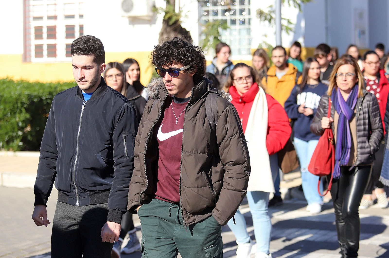 Imágenes del minuto de silencio guardado en la Universidad de Huelva en memoria de los estudiantes fallecidos en el incendio
