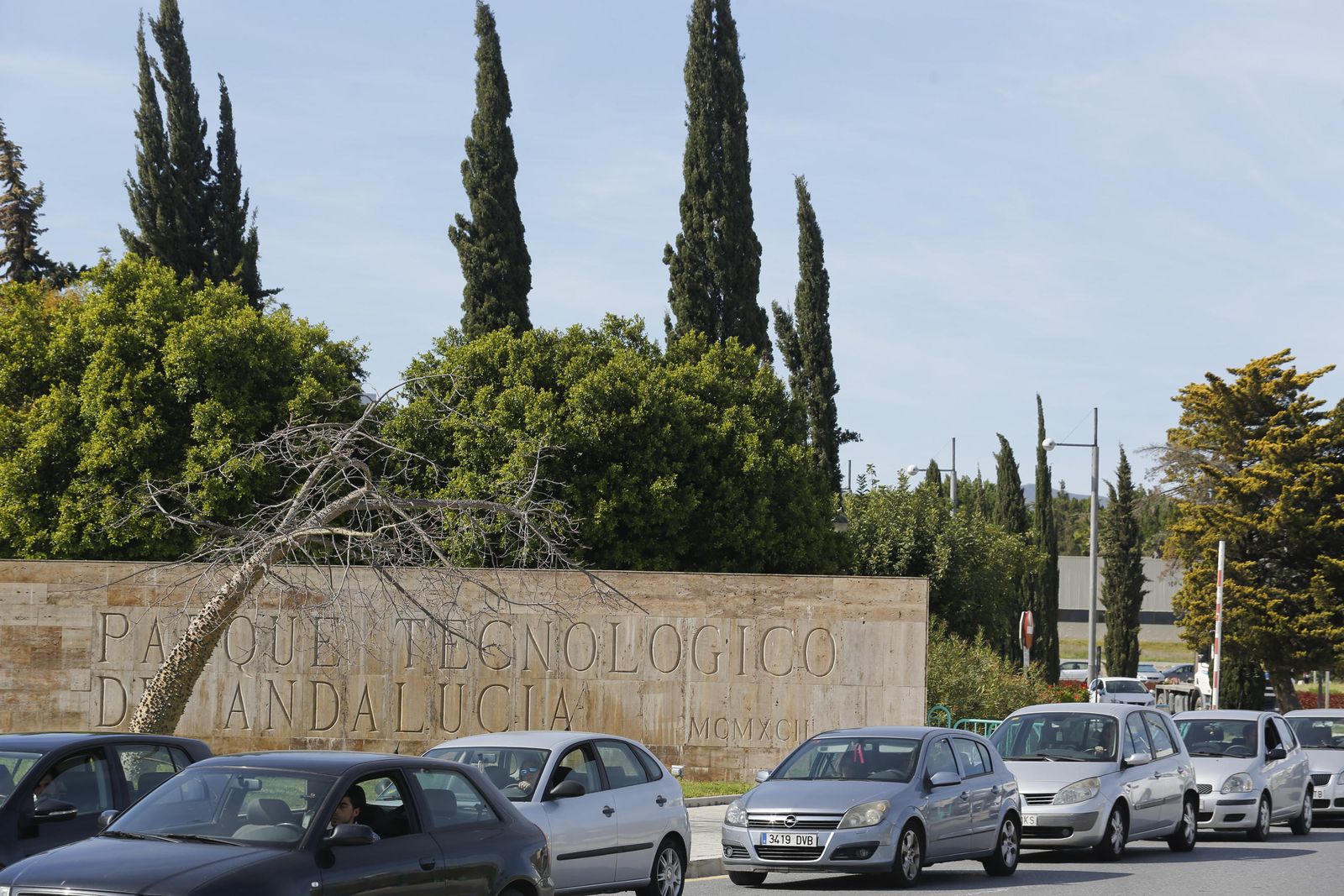 Vista del atasco que había ayer por la tarde en la salida del PTA.