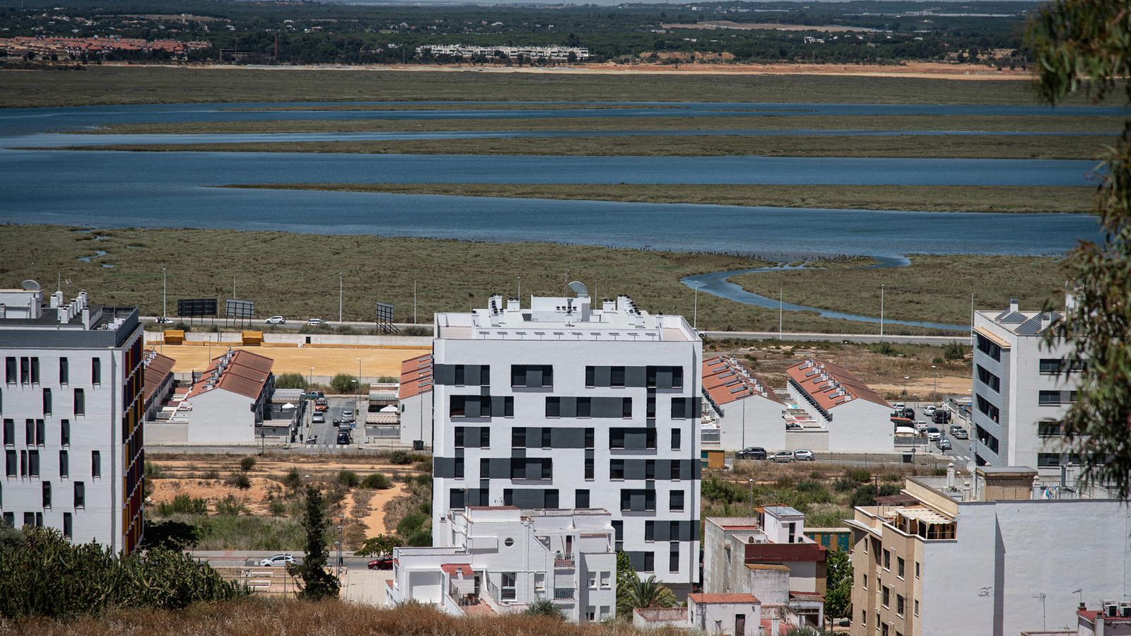 Vista general desde el Conquero, con las marismas del Odiel al fondo.