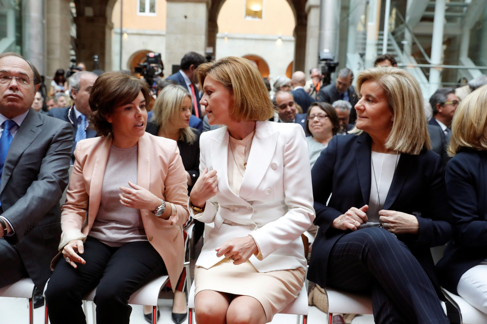 Sáenz de Santamaría conversa con Cospedal durante la toma de posesión de l presidente madrileño Ángel Garrido.