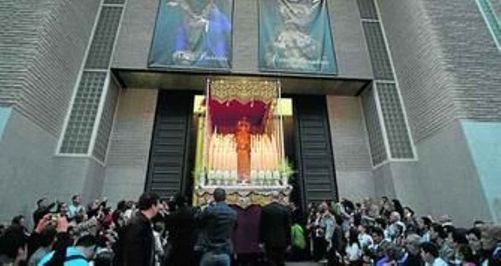 Momento de la espectacular salida de María Santísima de los Desamparados desde la iglesia de Santa Teresa de Ávila, en Oliveros.