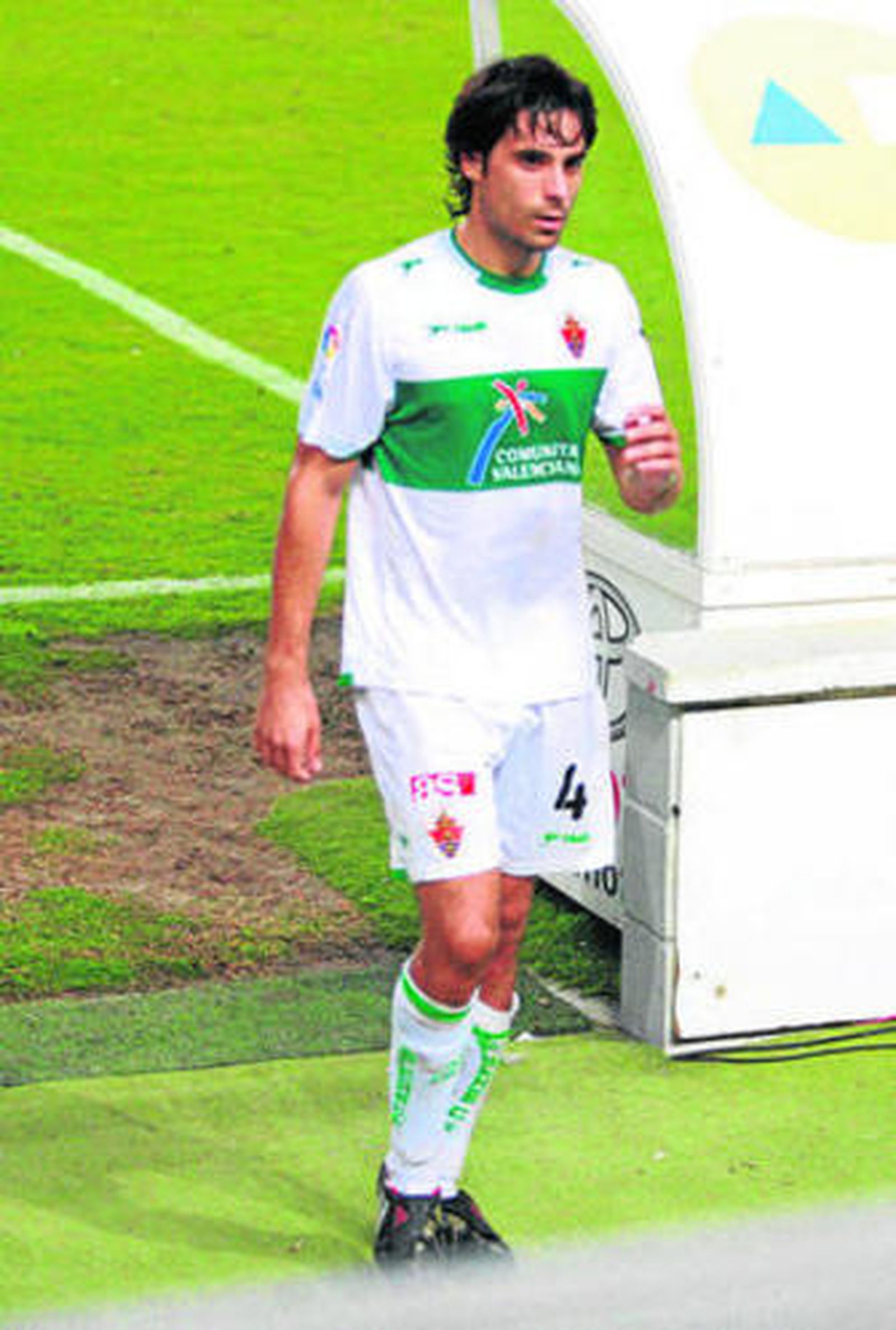 Etxeita sale del campo en un partido del Elche.