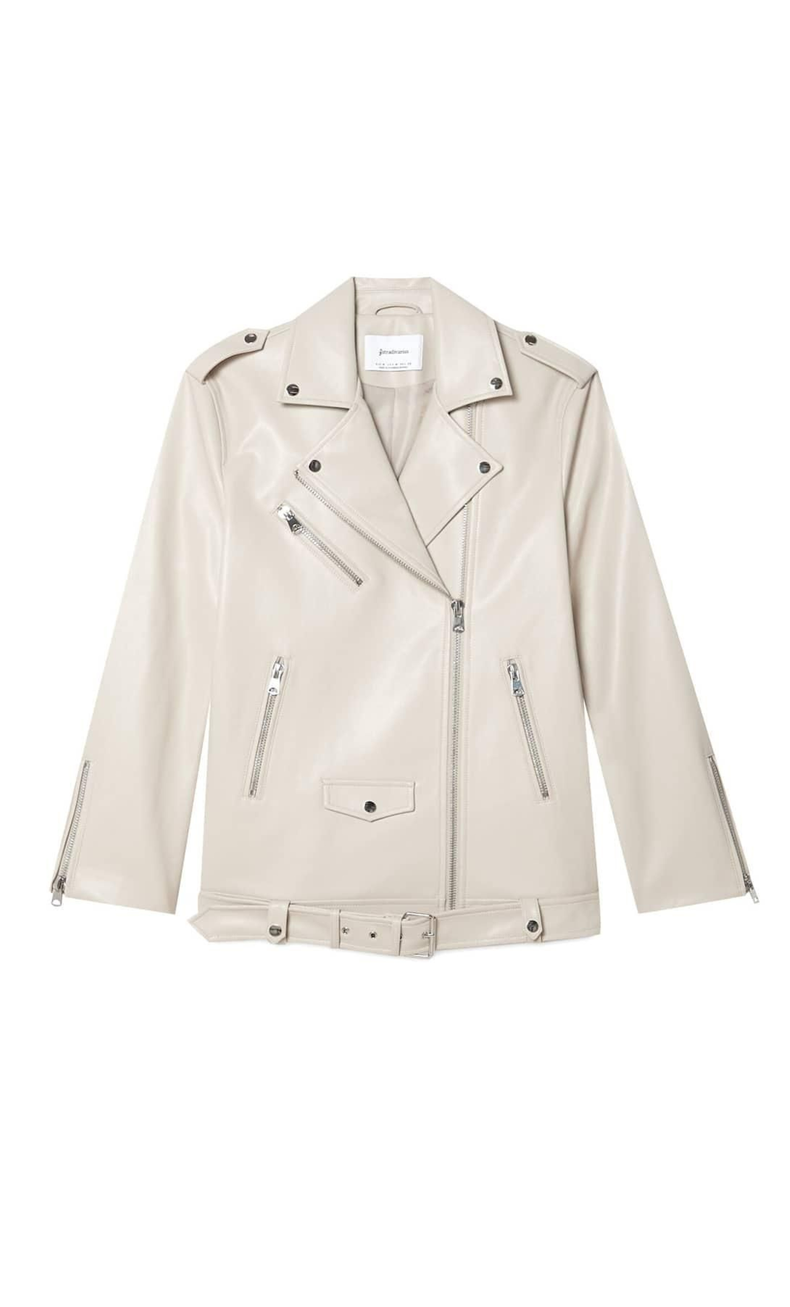 Chaqueta tipo 'biker' en color crudo de Stradivarius.
