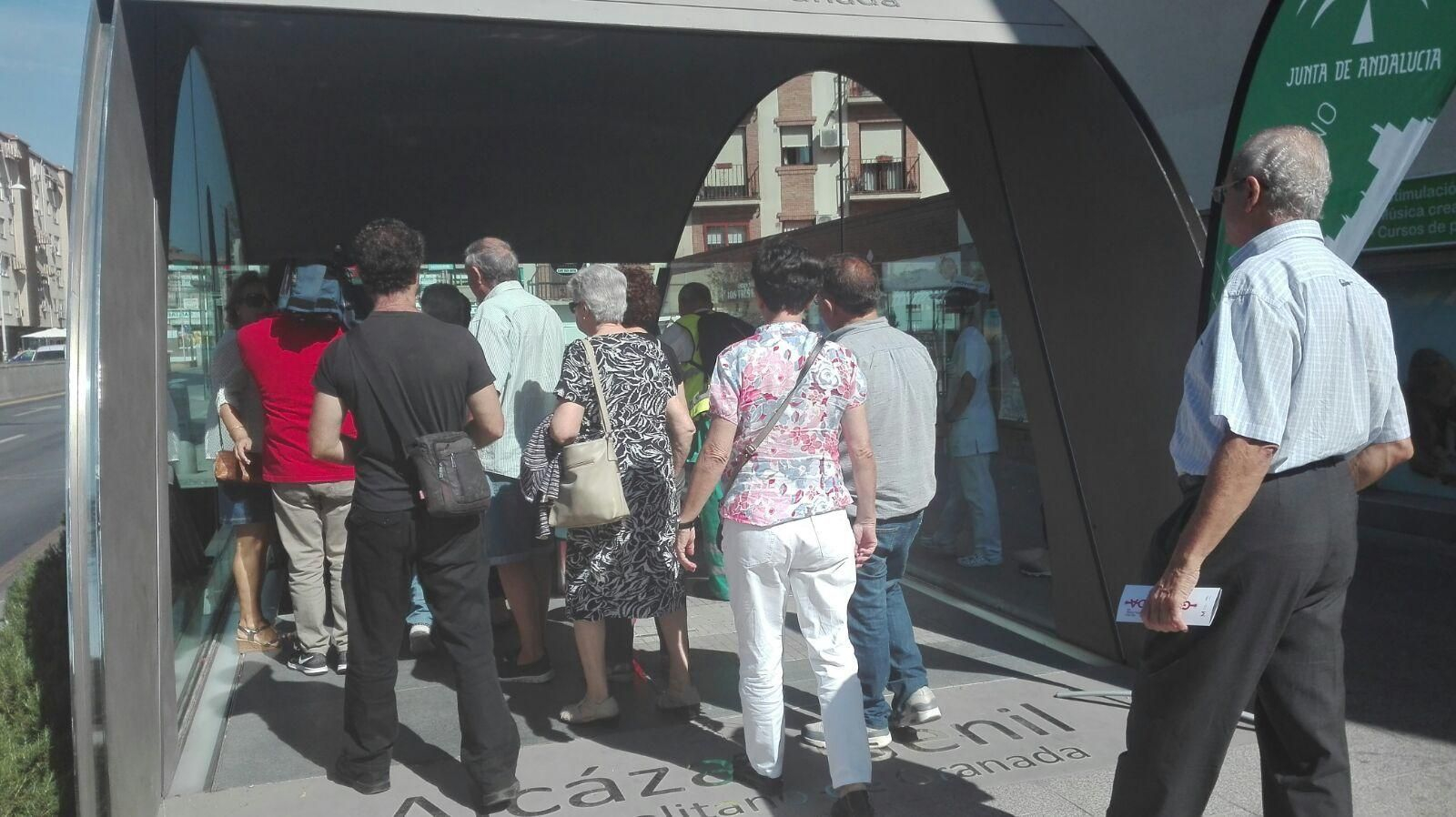 Primeros usuarios en la estación Alcázar Genil.