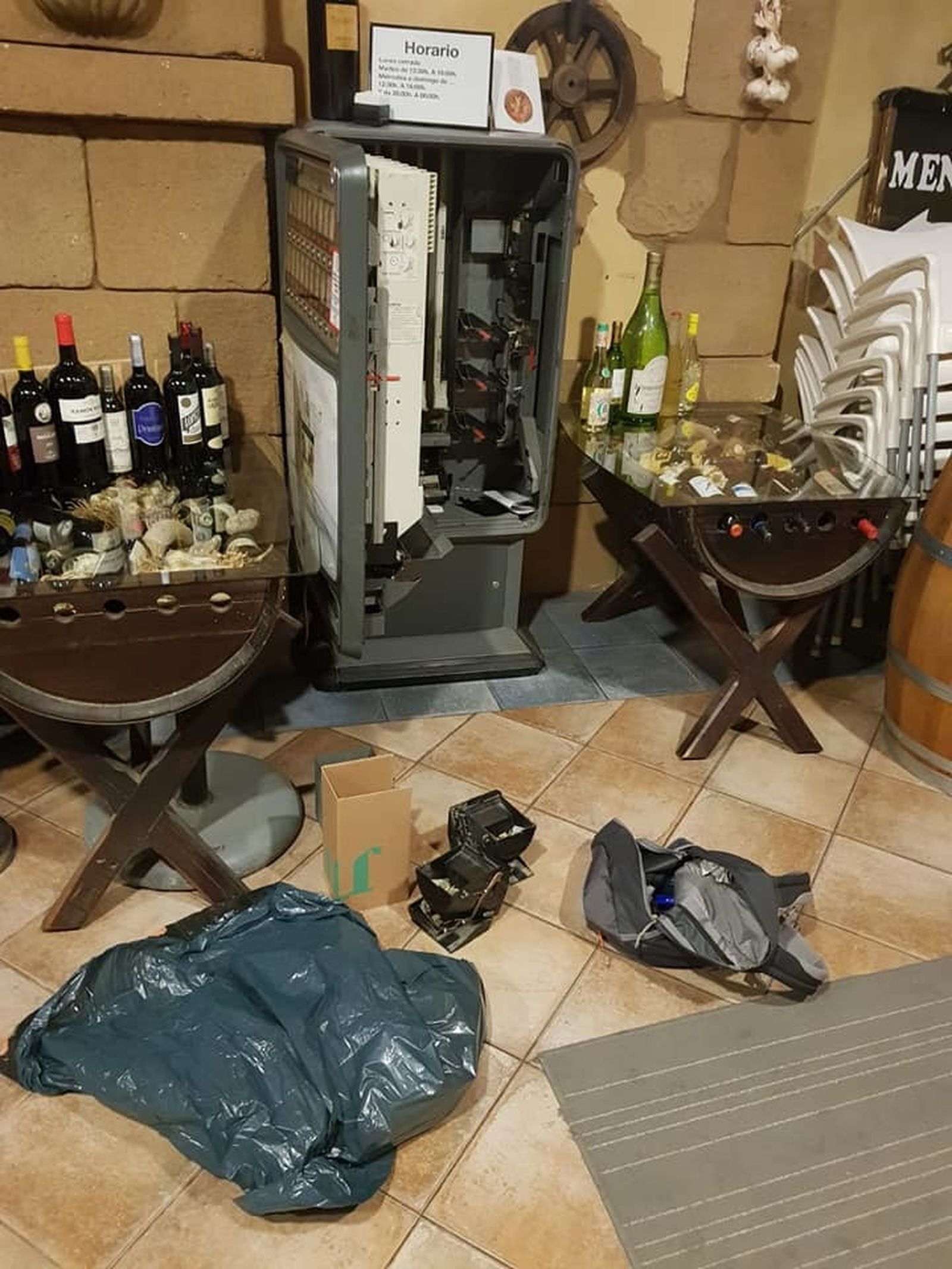 Estado en el que quedó la máquina de tabacos del restaurante tras el robo.
