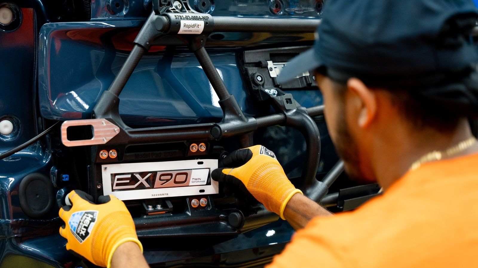 Este SUV debe ser el modelo más seguro jamás producido por Volvo hasta la fecha gracias a que cuenta con sensores que le permiten poner en marcha recursos en caso de riesgo de accidente.