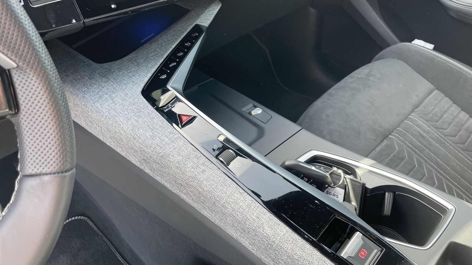 La forma de la consola parece más pensada para que interactúe sobre todas las superficies el acompañante antes que el conductor.