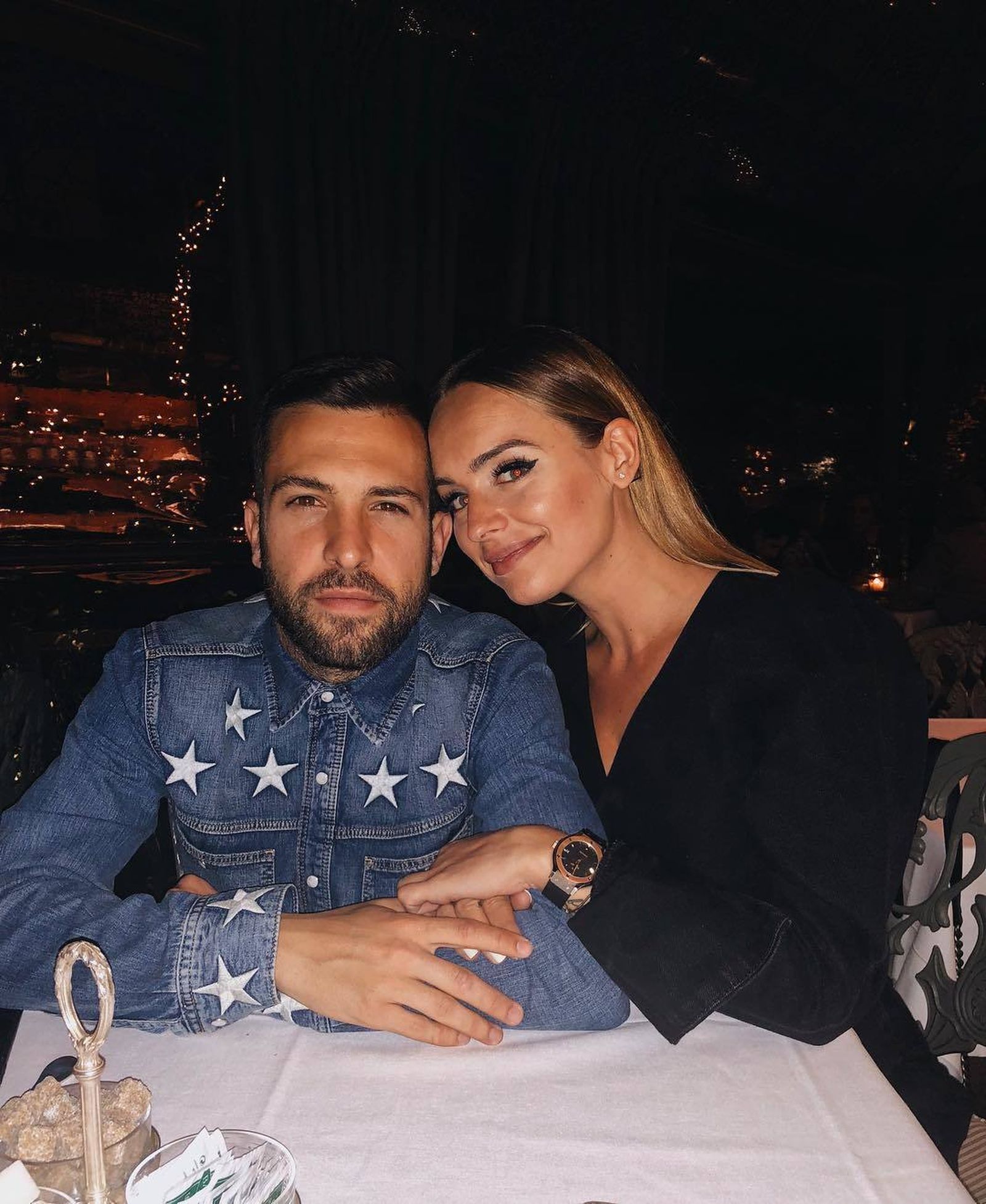 Jordi Alba y Romarey Ventura | La joven sevillana estudió Turismo en la Universidad de Sevilla y trabaja como modelo. Iniciaron su relación en 2015 y acaba de tener su primer hijo, Piero.