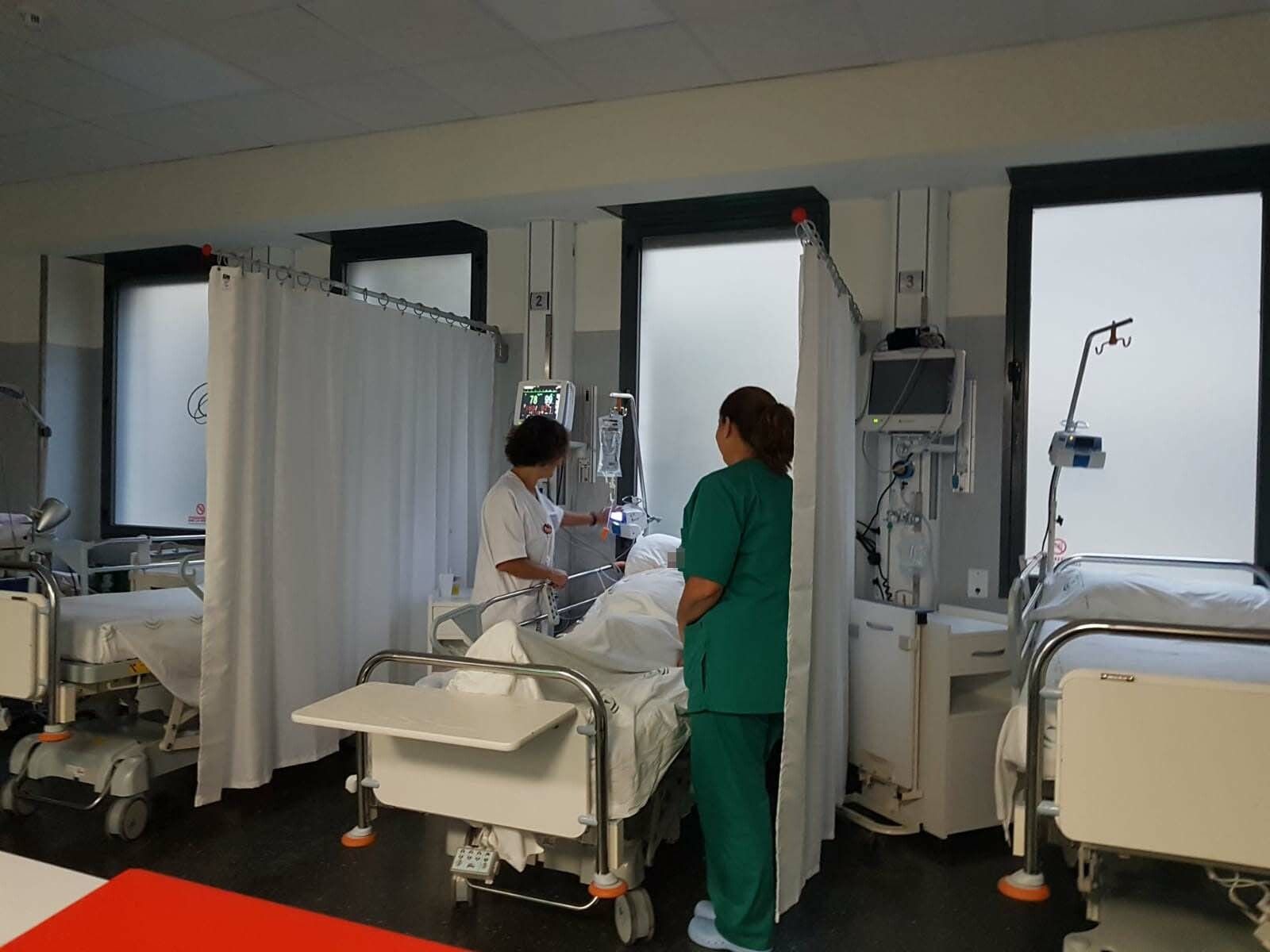 Dosw enfermeras atienden a un paciente en la Unidad de Ictus.