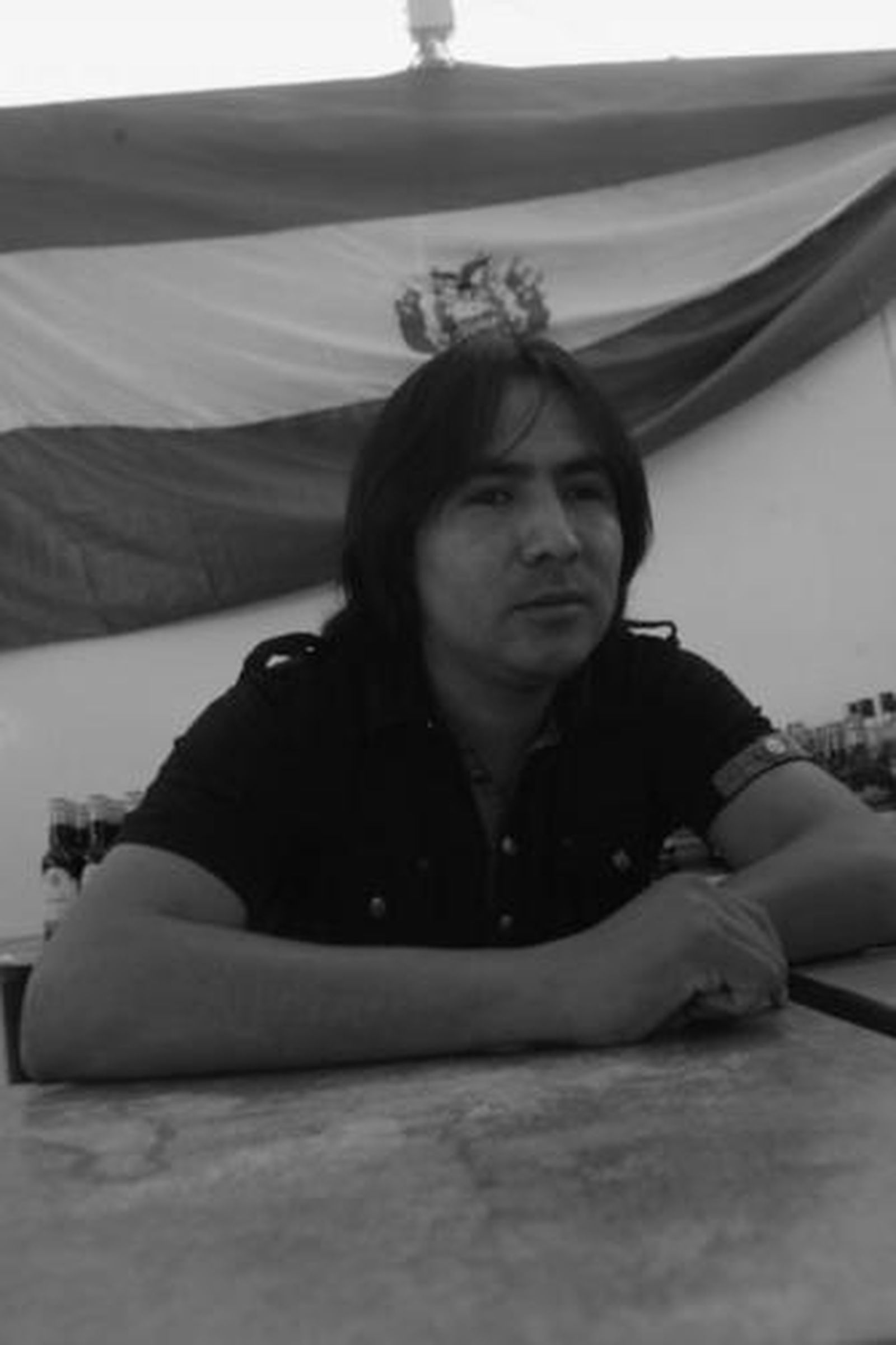 David Jamira, delante de la bandera de su país en la caseta.