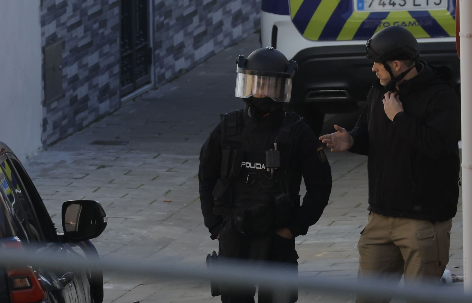 Las imágenes del despliegue policial por un hombre que se ha atrincherado en Camas