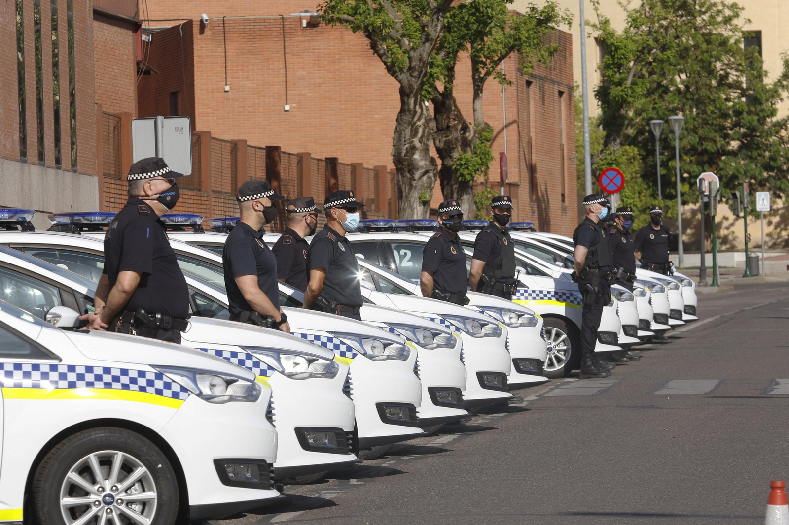 Agentes de la Policía Local con los nuevos vehículos adquiridos.