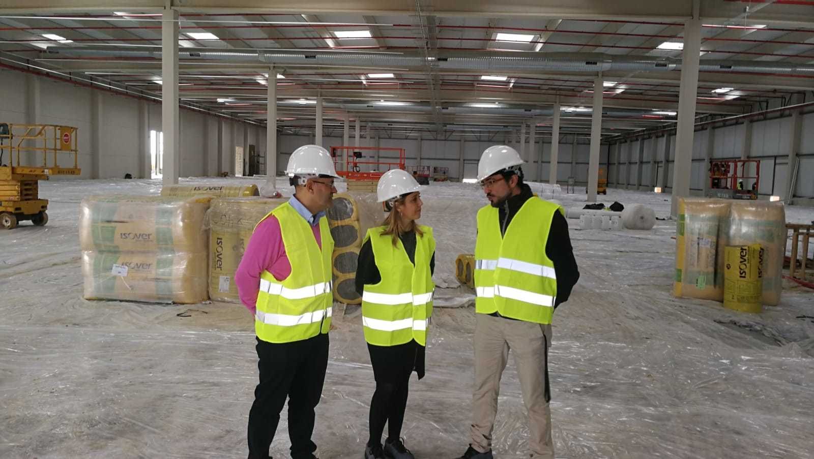 El responsable de expansión de Bricomart, Íñigo Sanz, y el director del almacén de Alcalá, Rogelio Gómez, con la alcaldesa, Ana Isabel Jiménez, en las nuevas instalaciones.