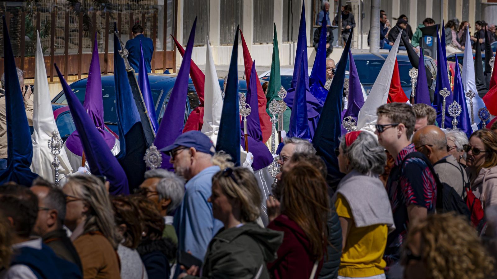 Imágenes de la salida de Santo Entierro en la Semana Santa de Cádiz 2025