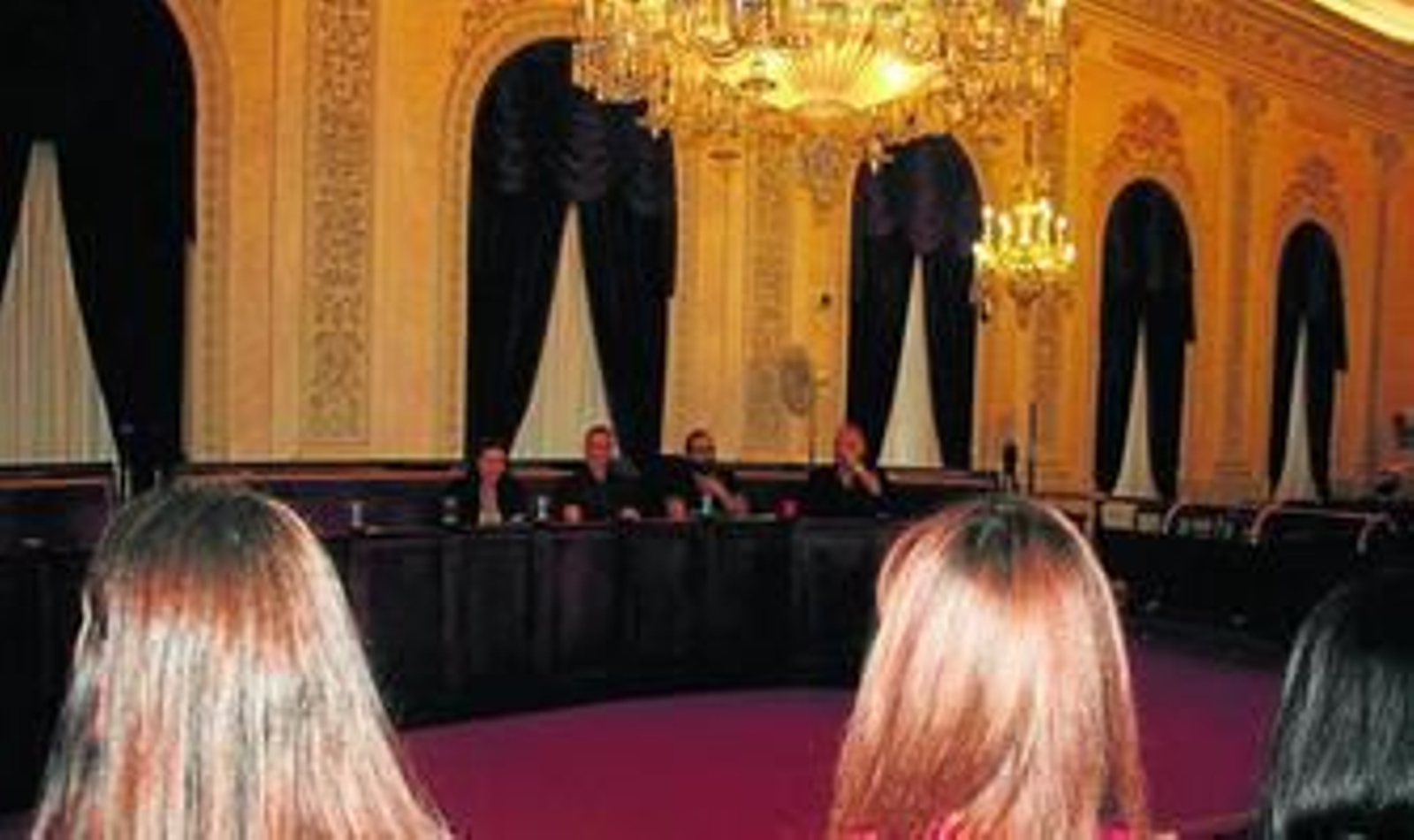 Candidatas a ninfas, ayer tarde en el Ayuntamiento realizando las pruebas del proceso de selección.