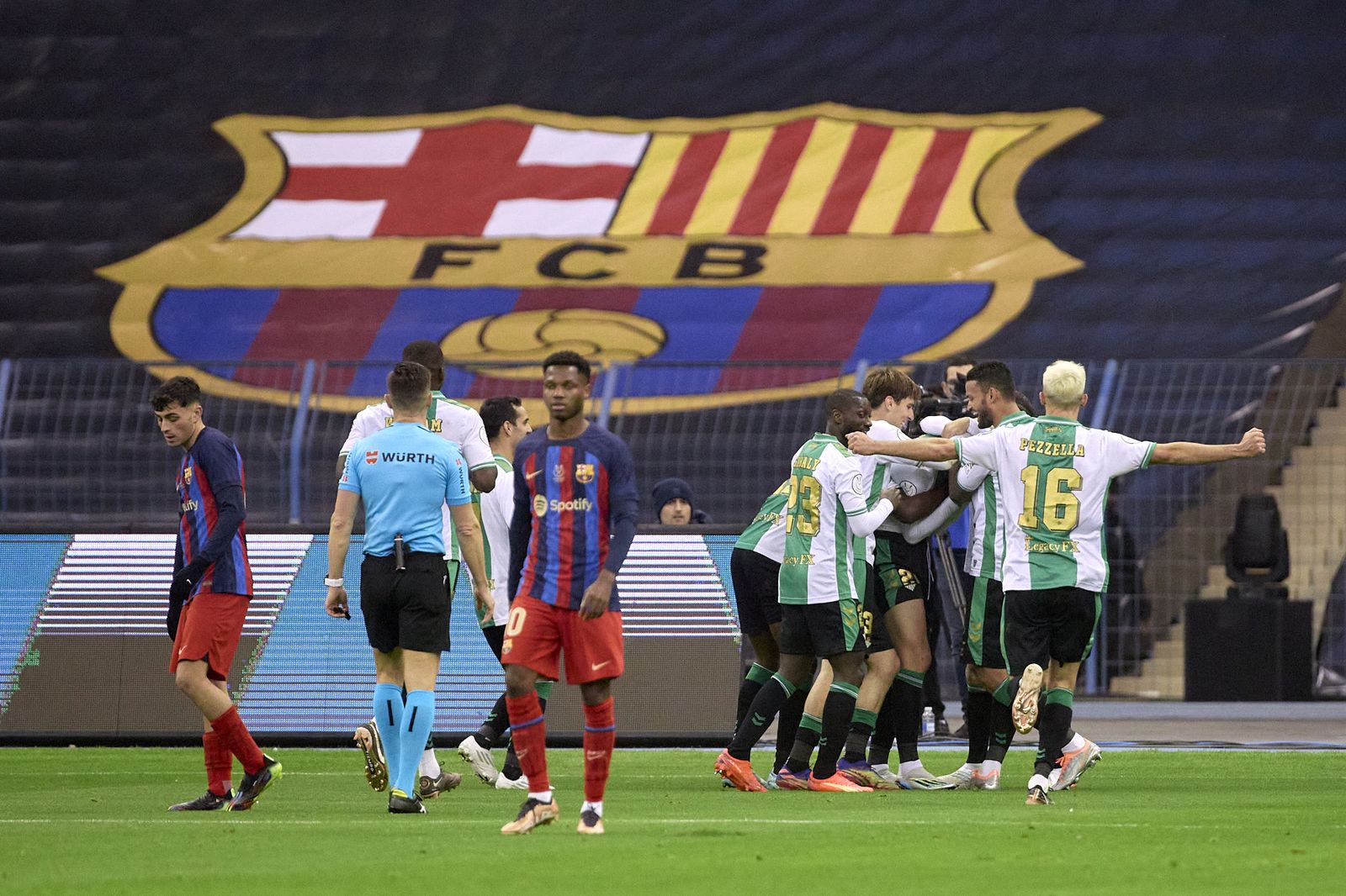 Las fotos de la prórroga y los penaltis del Betis - Barcelona