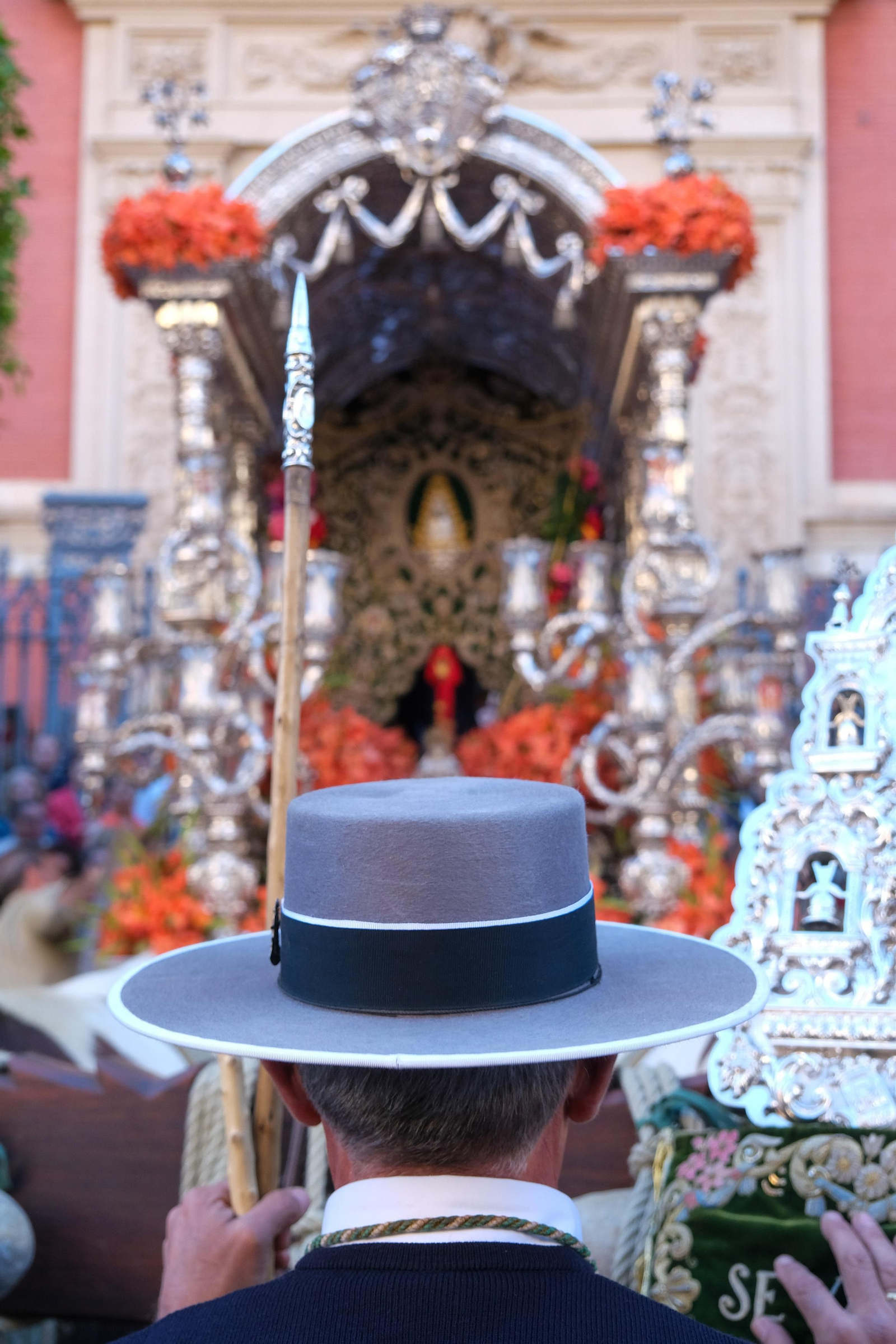 Salida de Hdad. del Rocío de Sevilla