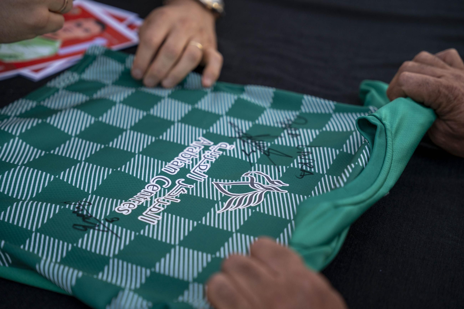 Los jugadores de la UDA Thalys y Andrés firman autógrafos