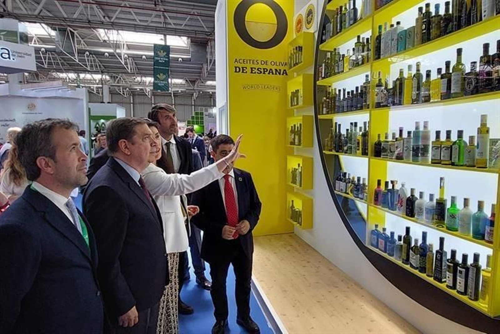 El ministro de Agricultura, durante una visita a Expoliva.