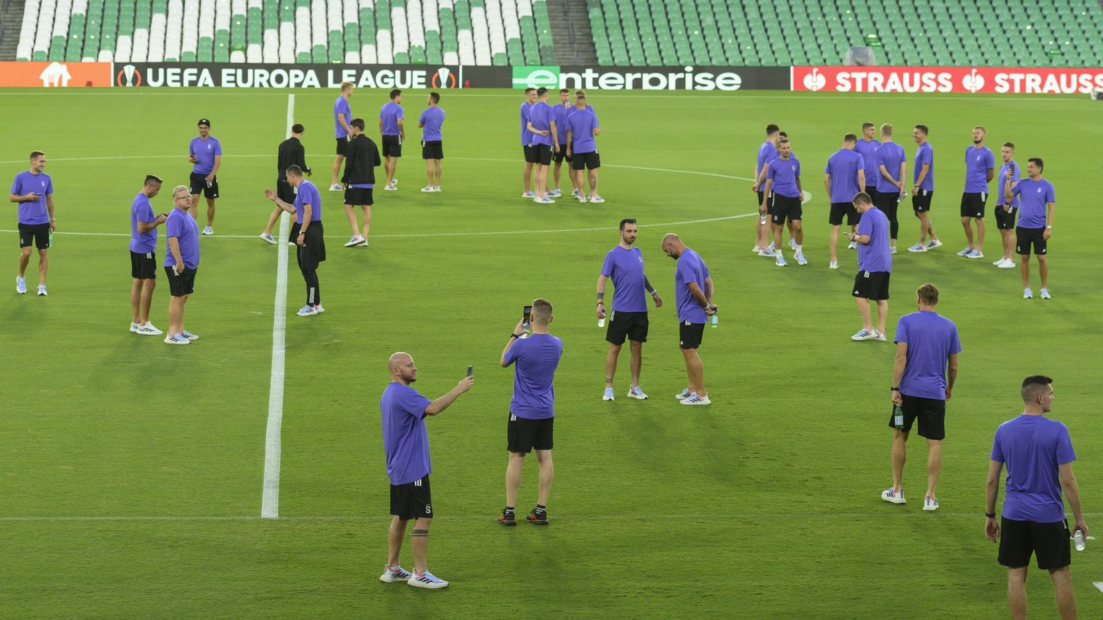 Los jugadores del Sparta Praga, ayer en su visita vespertina al Benito Villamarín.