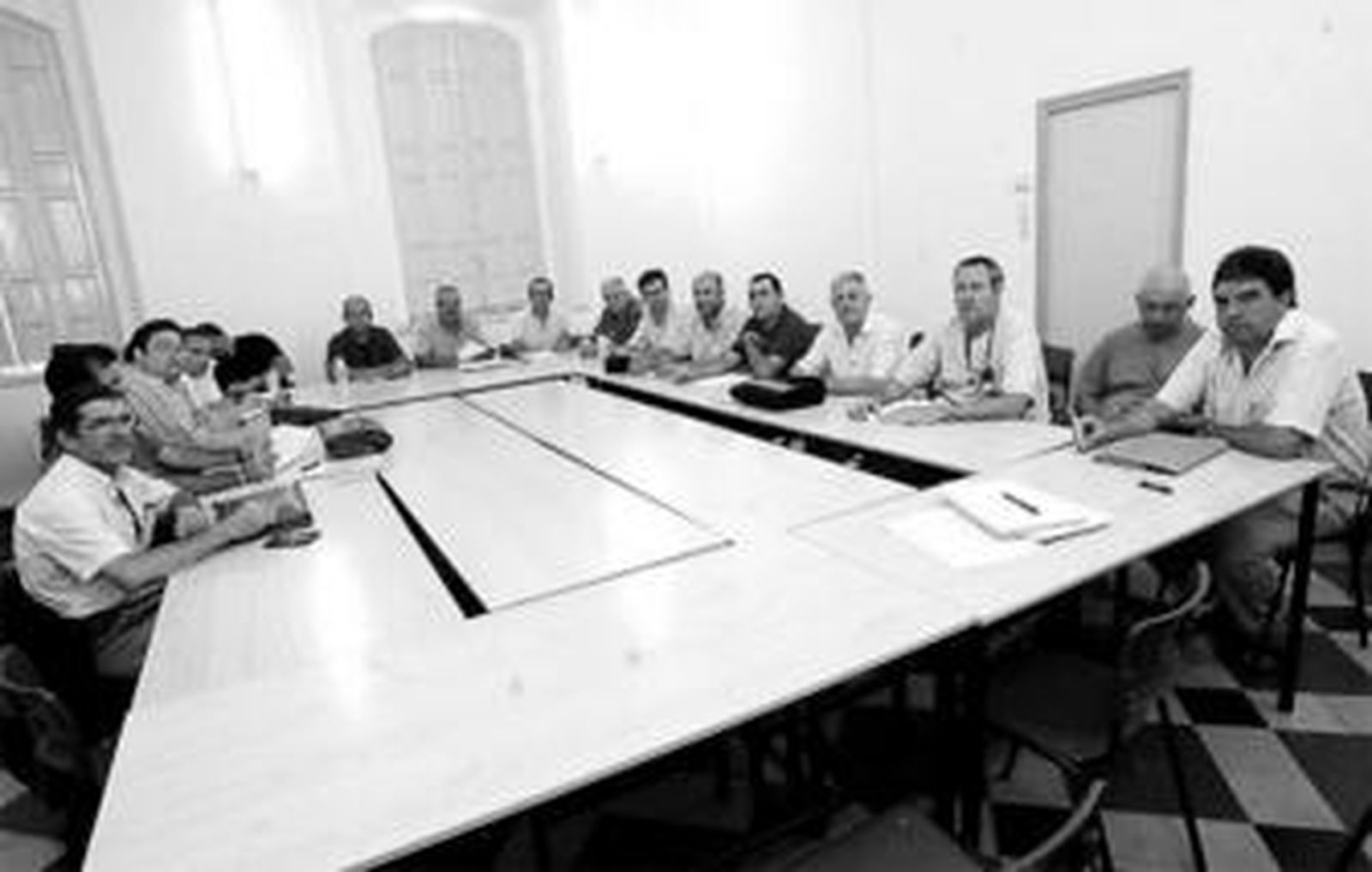 Los sindicalistas, ayer, momentos antes de iniciar la reunión con la empresa.