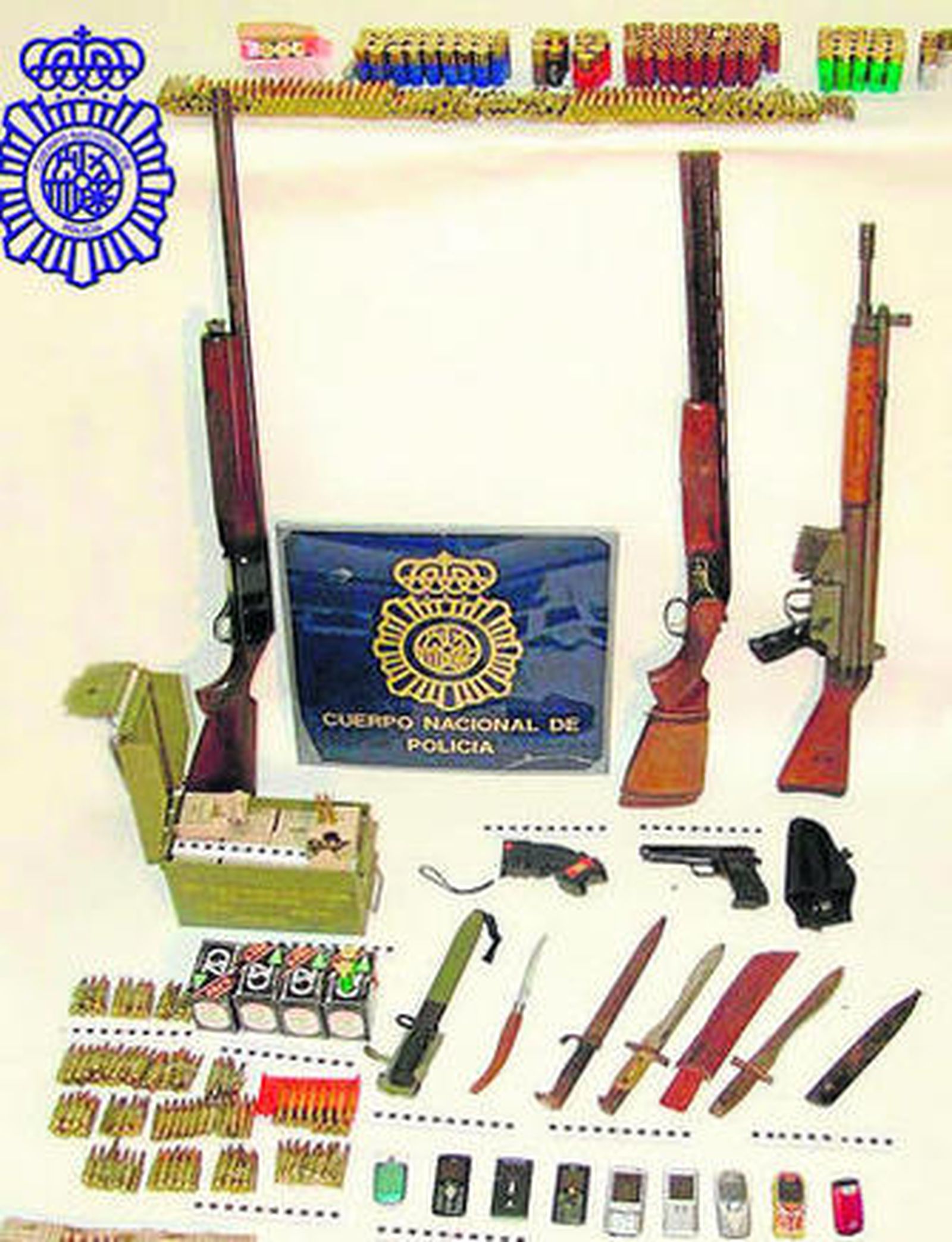 Armas y munición intervenida a los peligrosos ladrones.