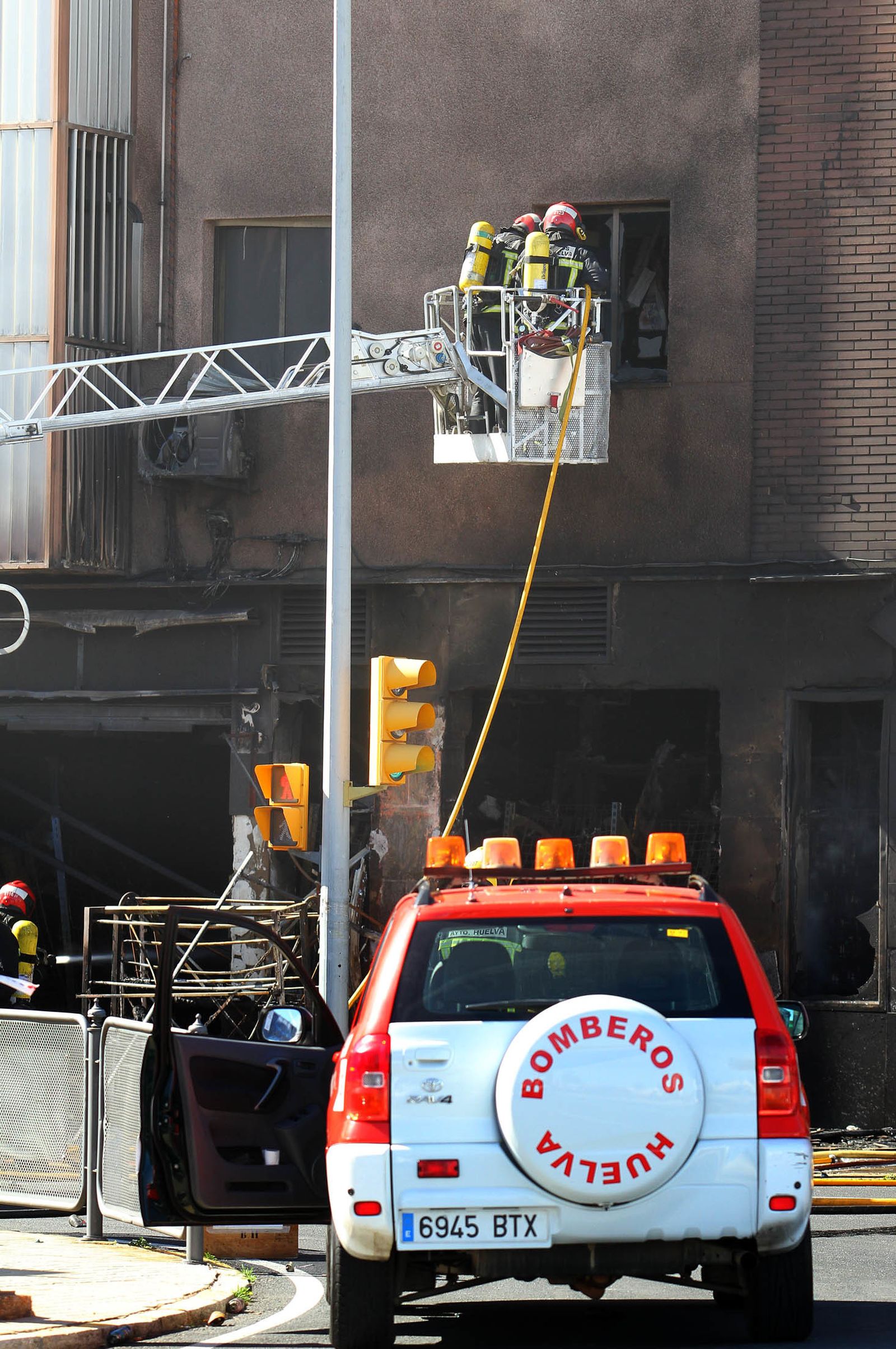 Imágenes del incendio de un bazar en la avenida de Santa Marta.