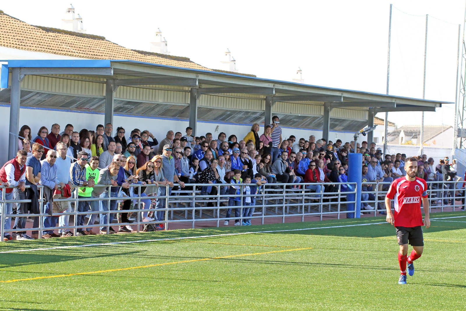 Aspecto de la grada cubierta del Sánchez Portella en el partido de ayer.